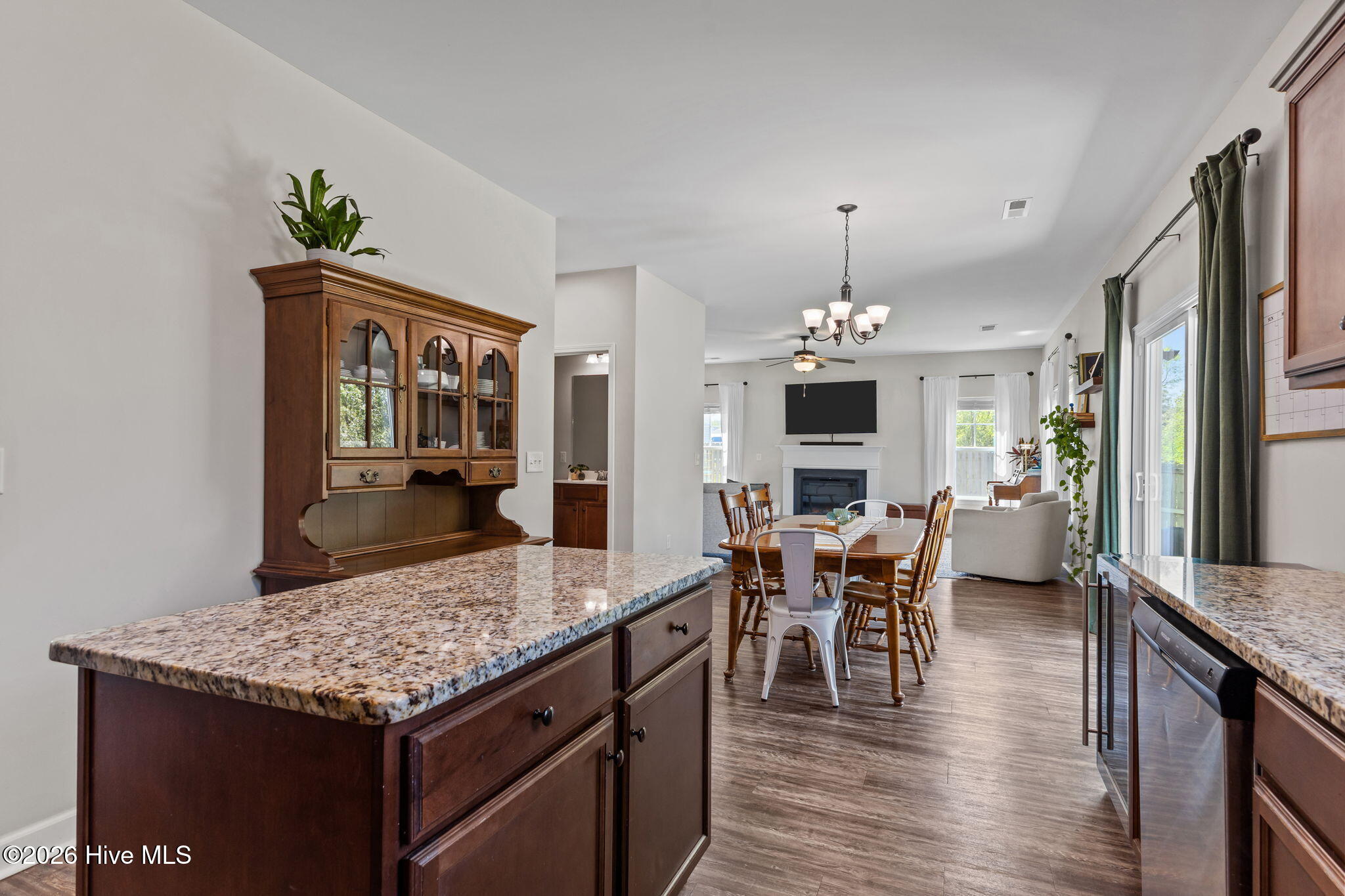 100568670 | Photo 14