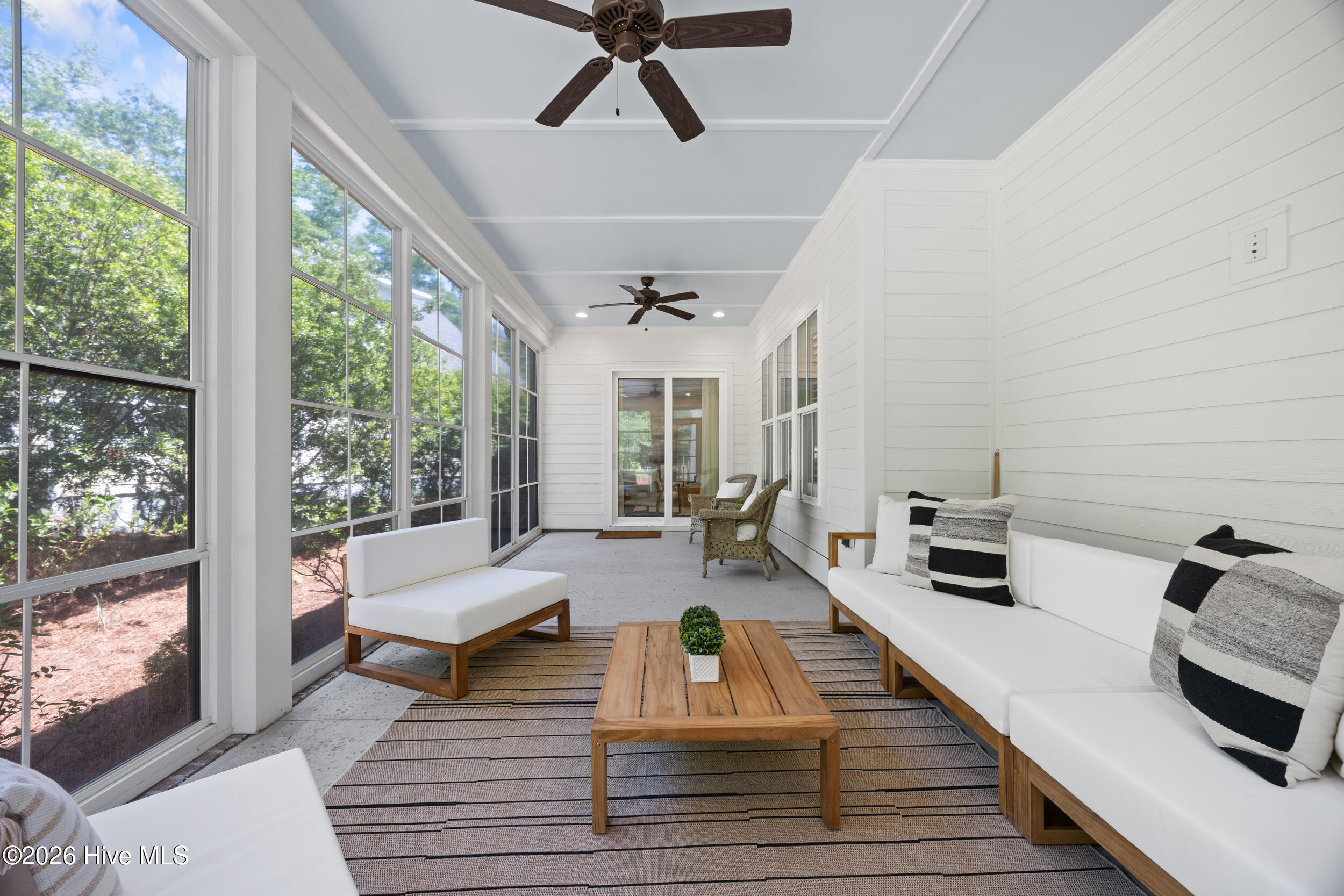 100569354 | Photo 63