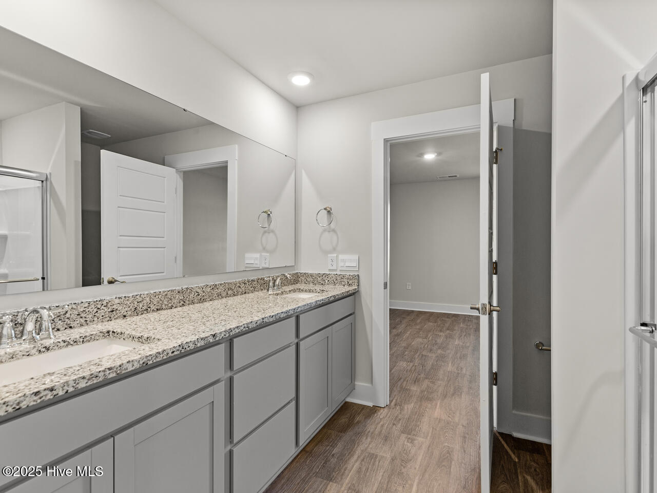 100549147 | Photo 18