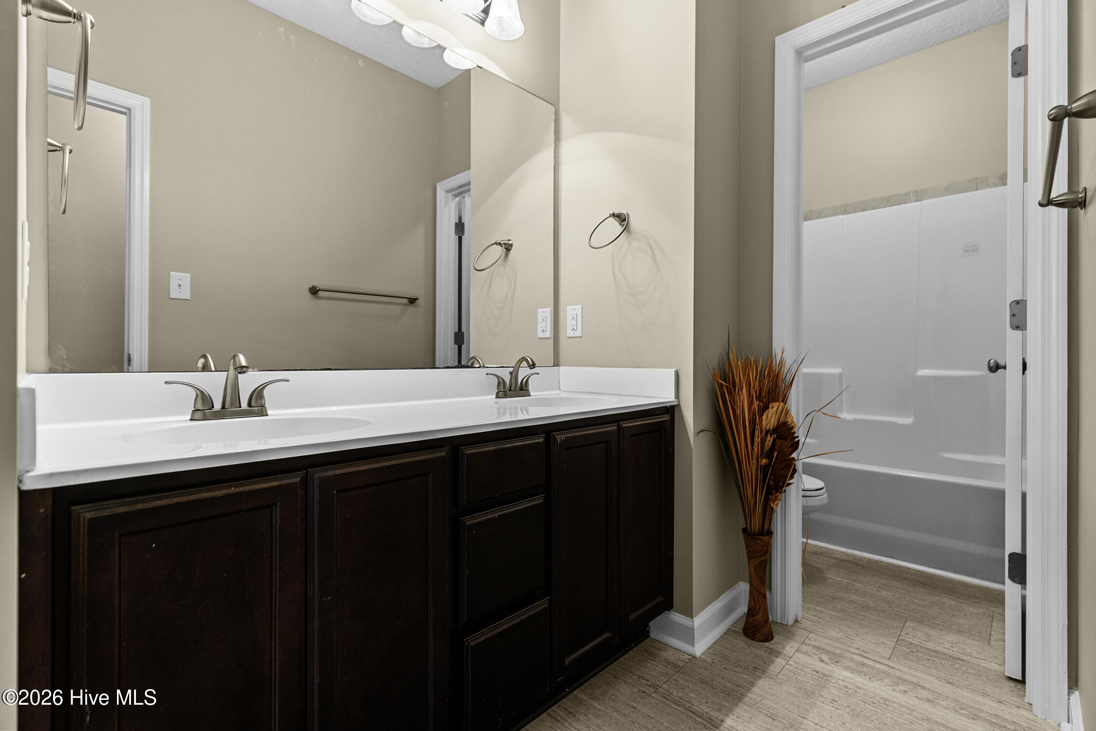 100548143 | Photo 32