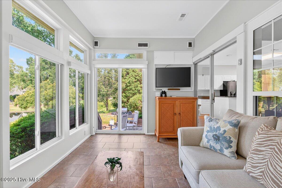 100561885 | Photo 25