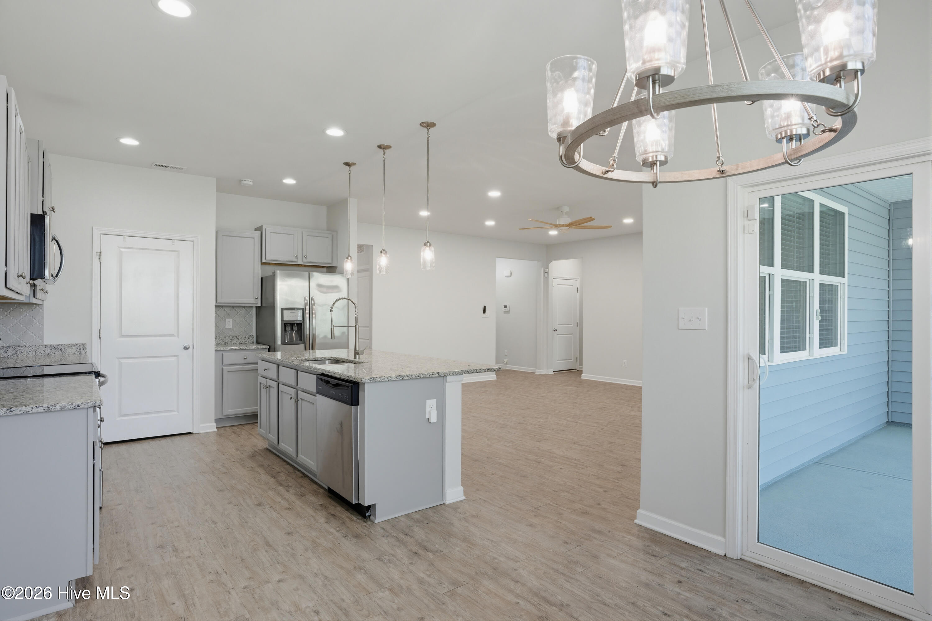 100565113 | Photo 21