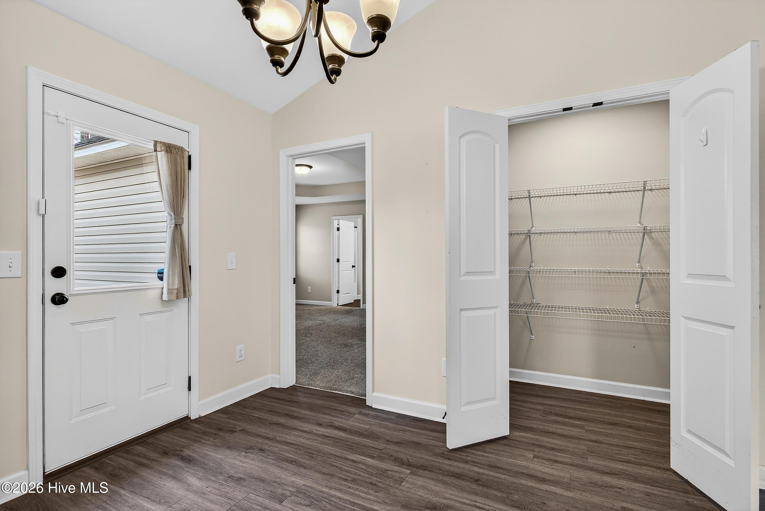 100549361 | Photo 15