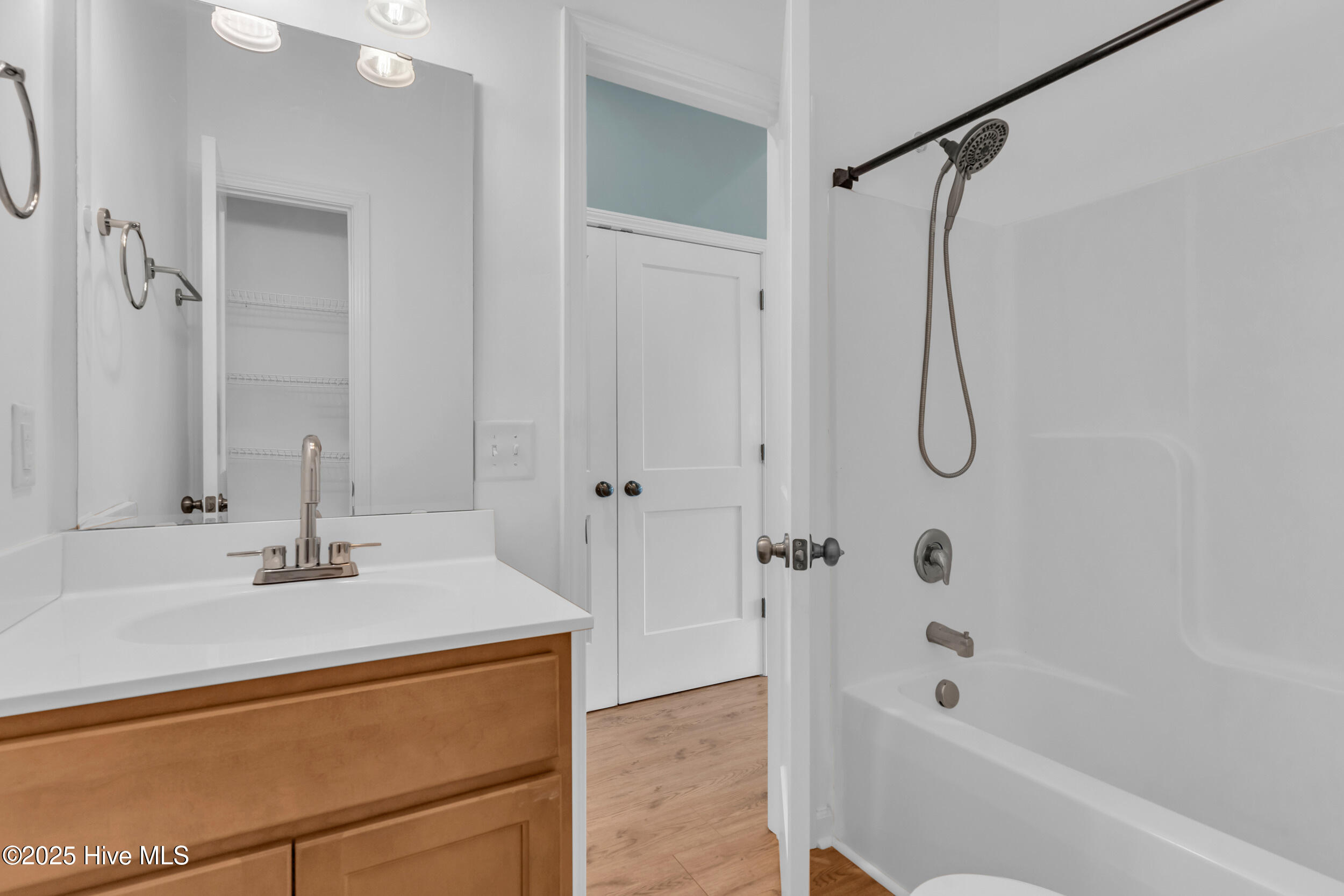 100549260 | Photo 23