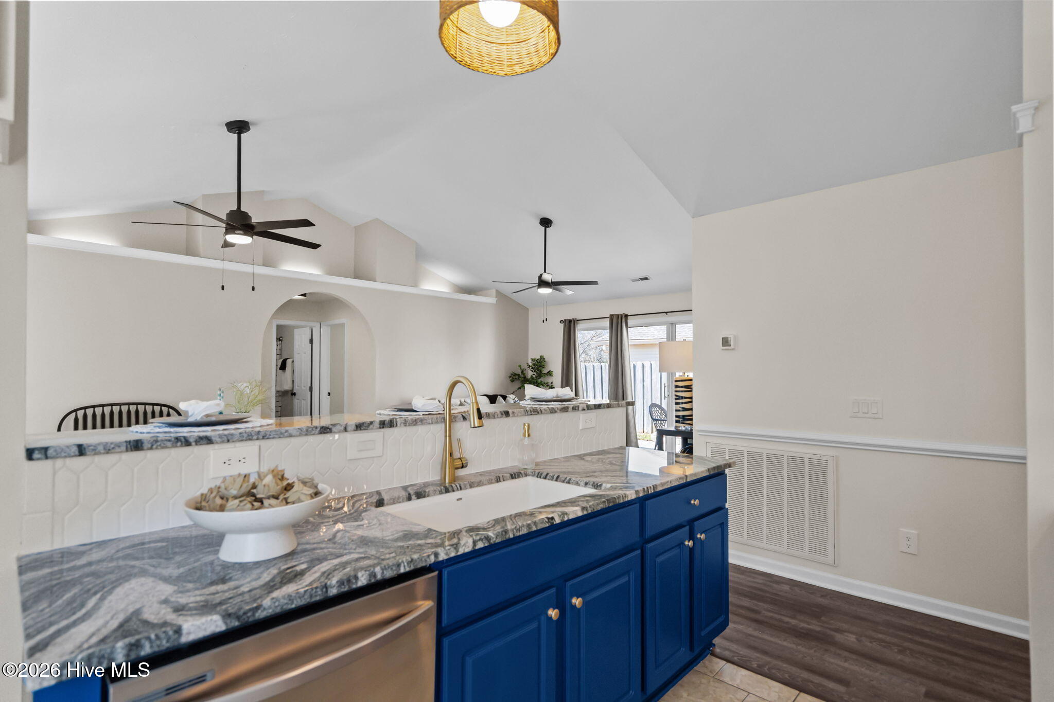 100556215 | Photo 15