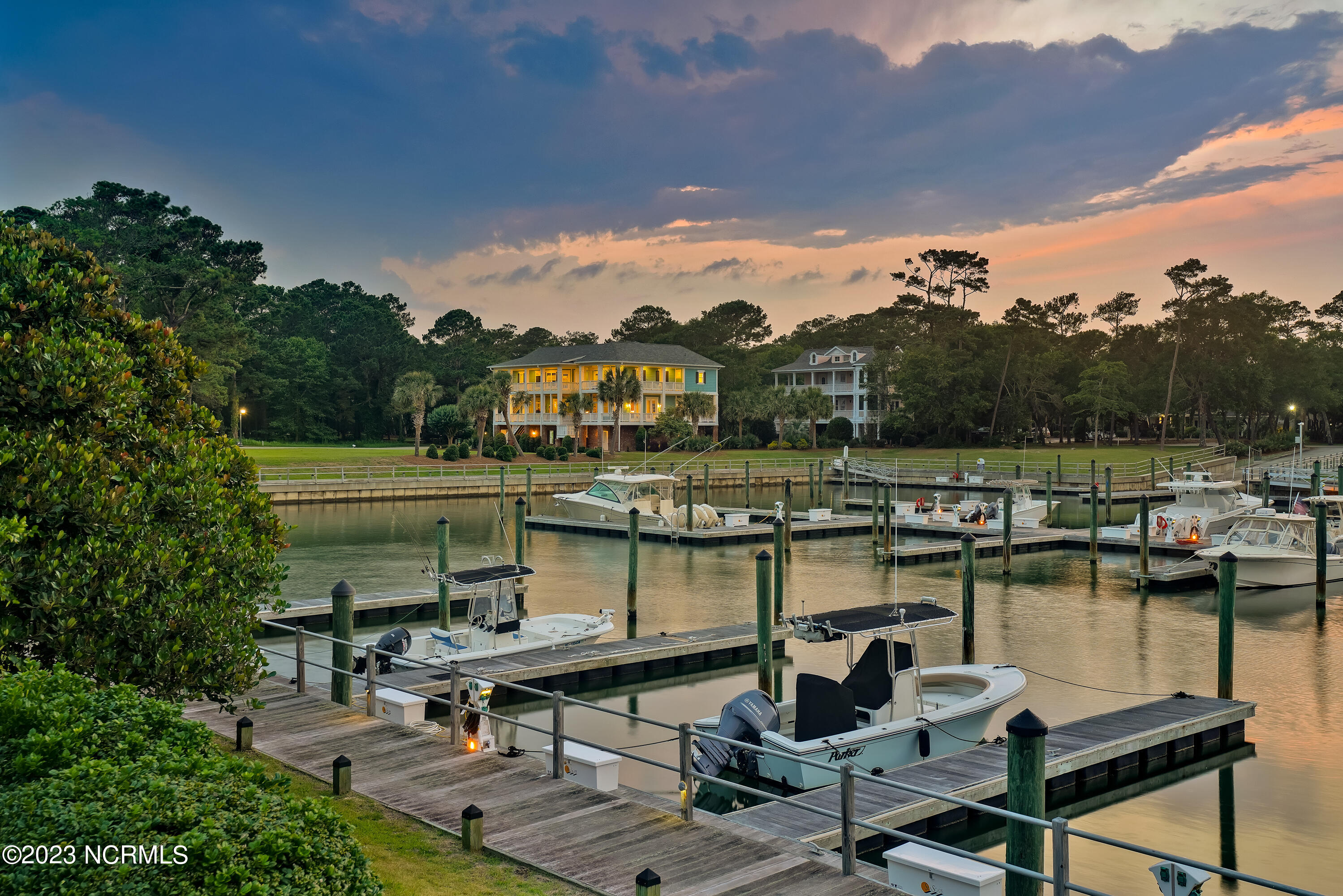 100562342 | Photo 43