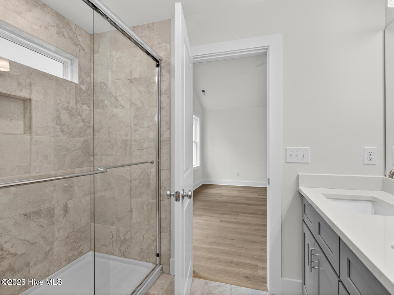 100547597 | Photo 38