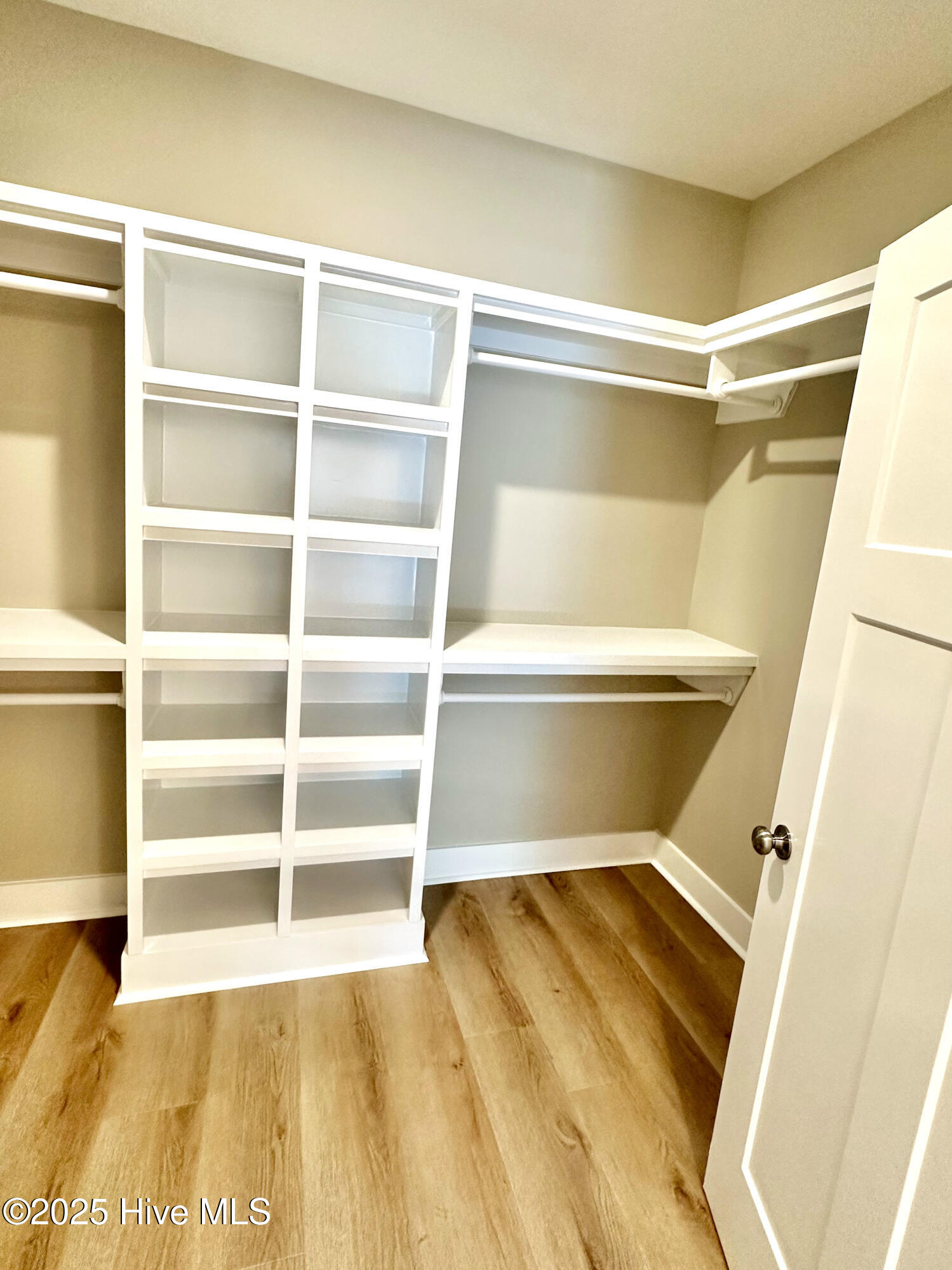 100537365 | Photo 26