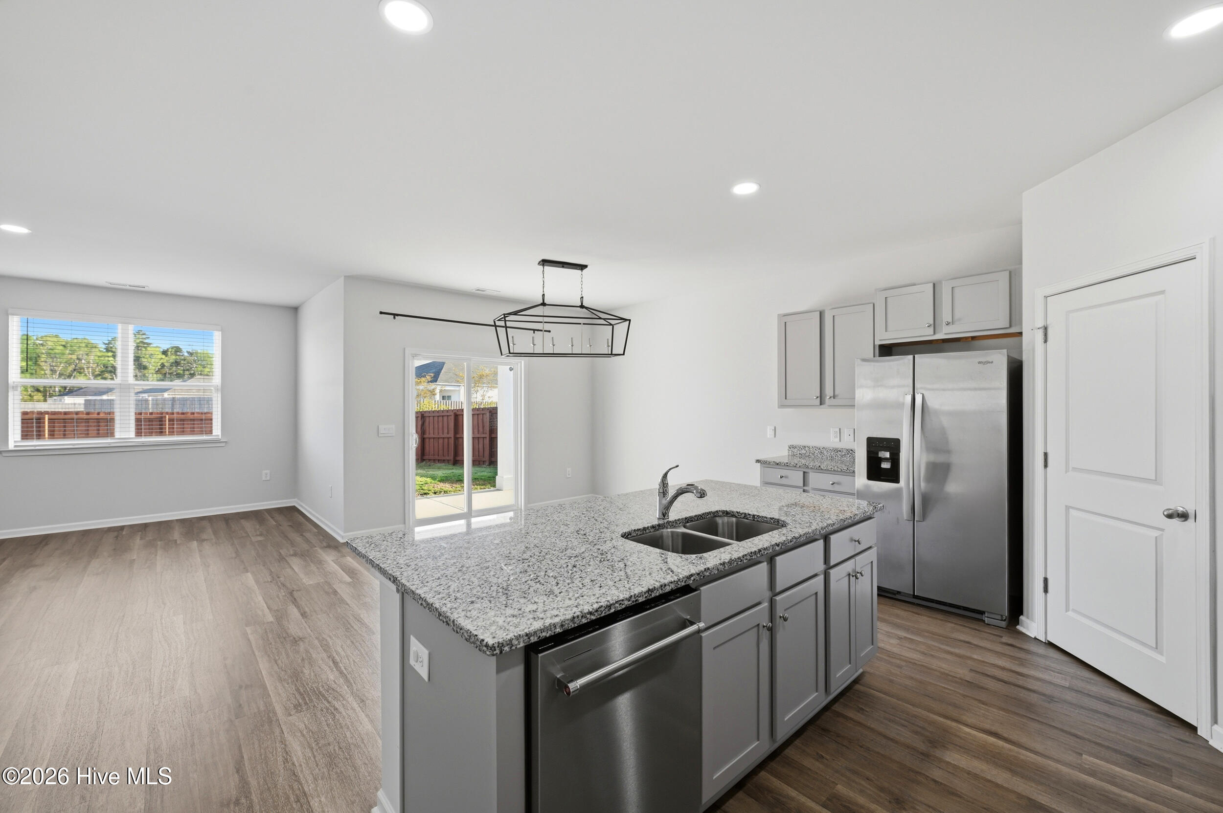 100563269 | Photo 11