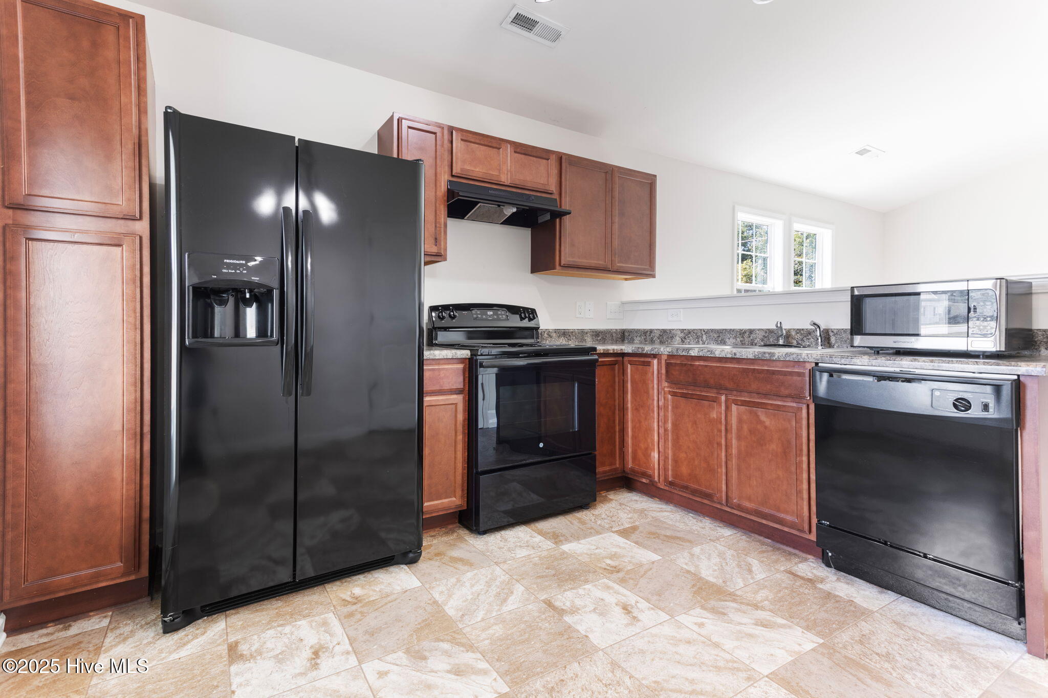 6-web-or-mls-2585-w-raleigh-blvd