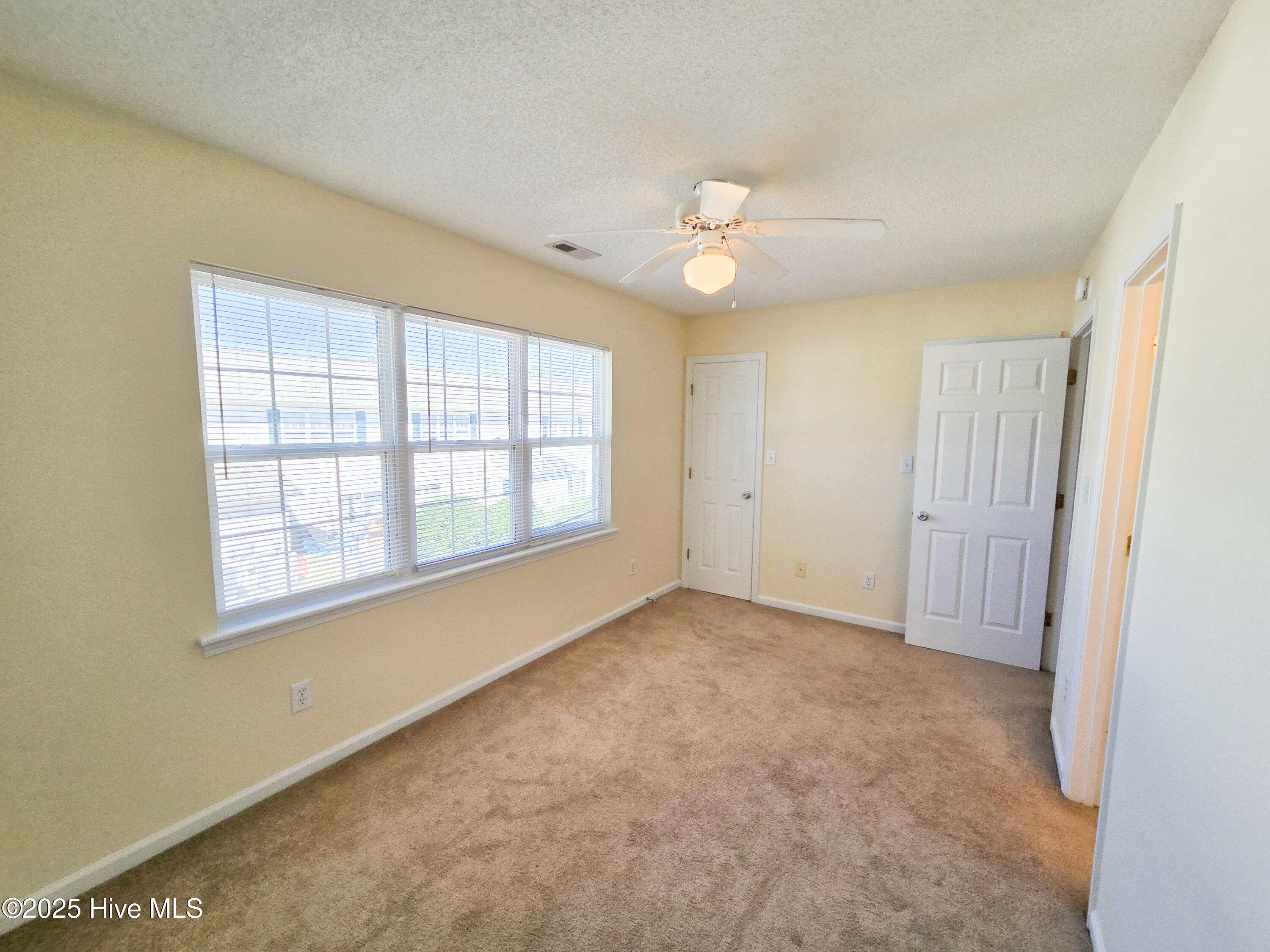 100560763 | Photo 10