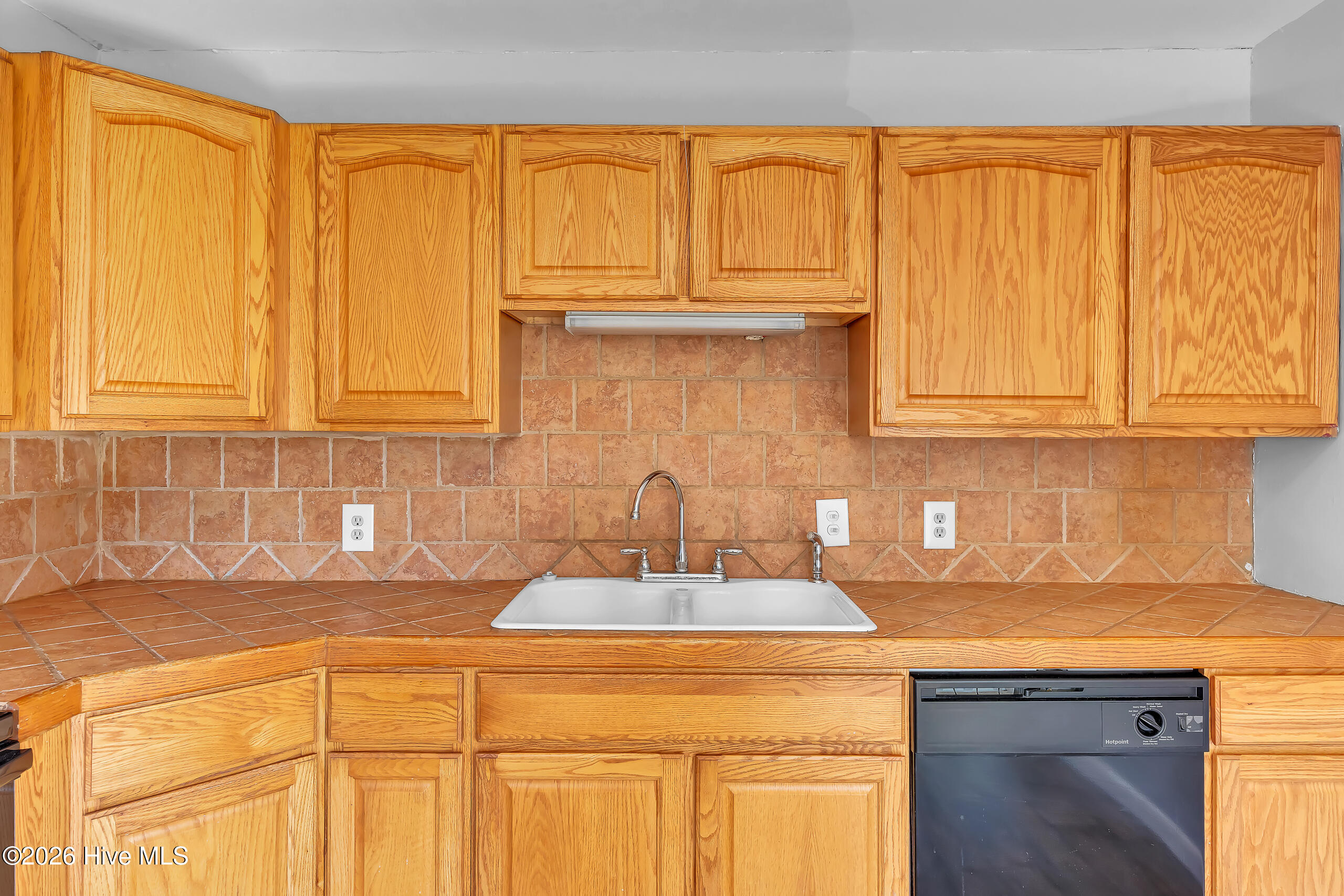 100561824 | Photo 11