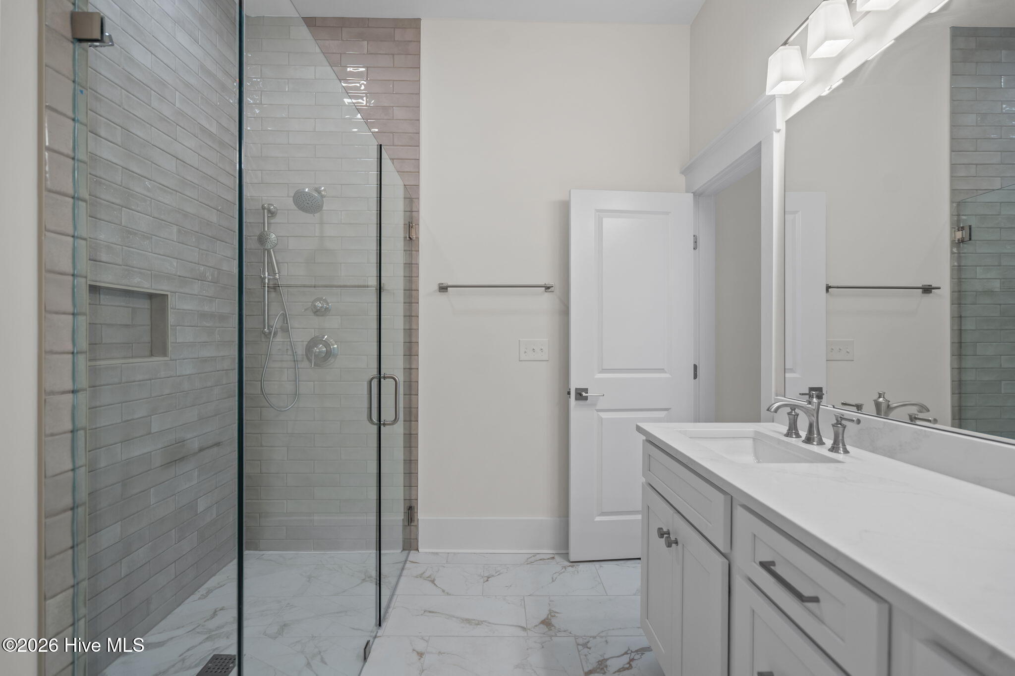 100564370 | Photo 40