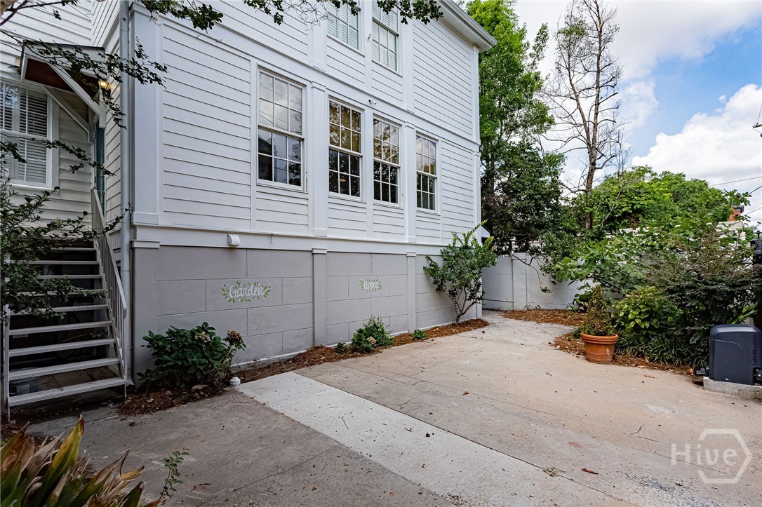 Courtyard and private parking with electric iron gate