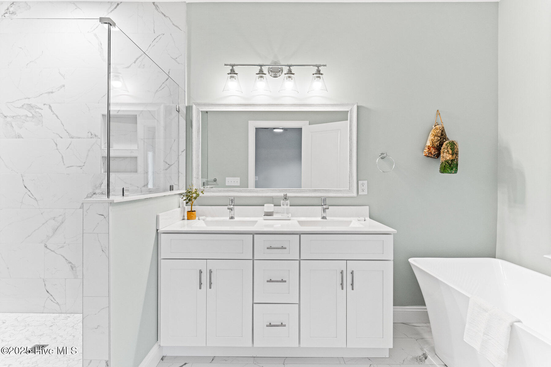 100508763 | Photo 30