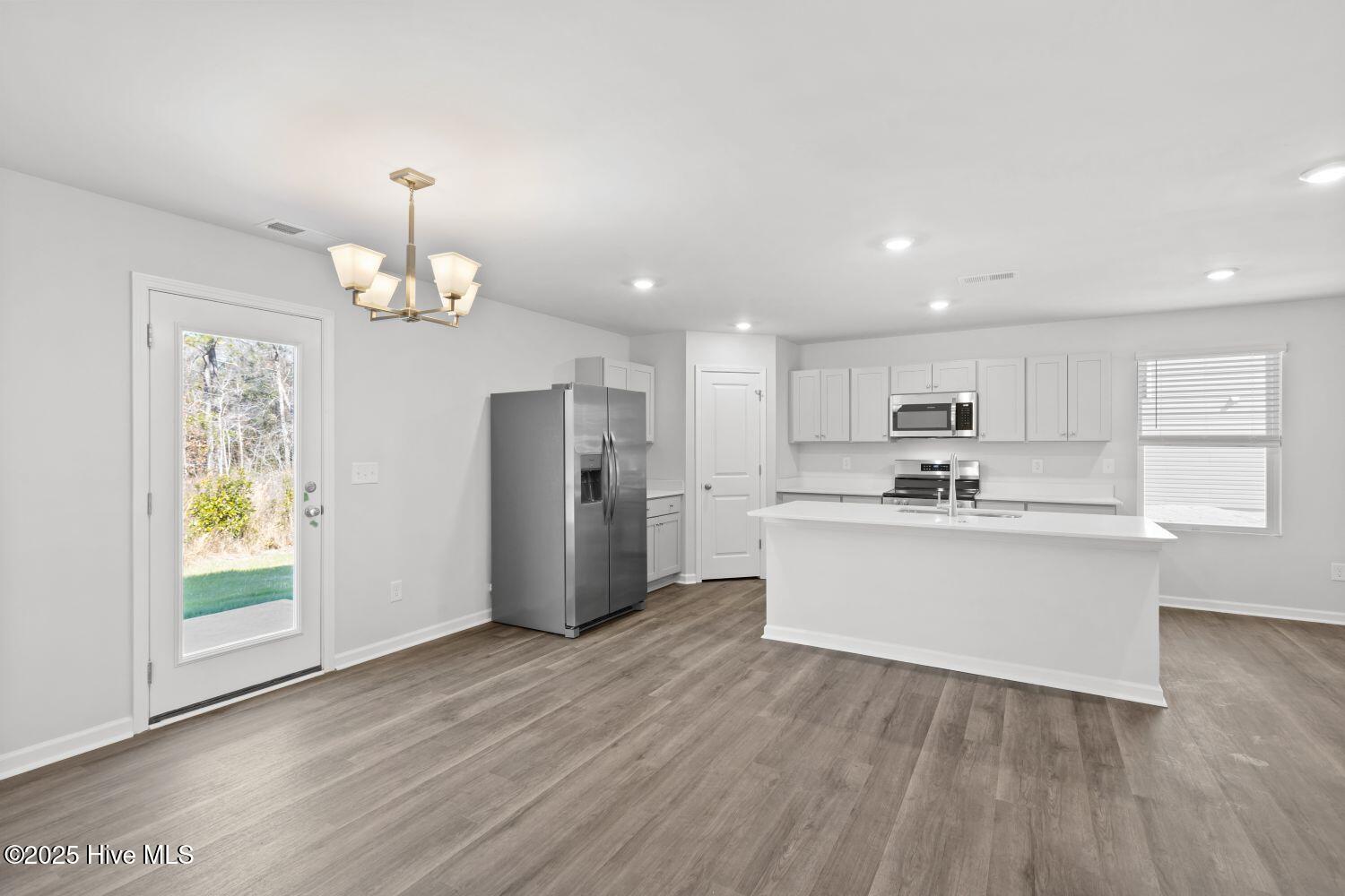 100532613 | Photo 14