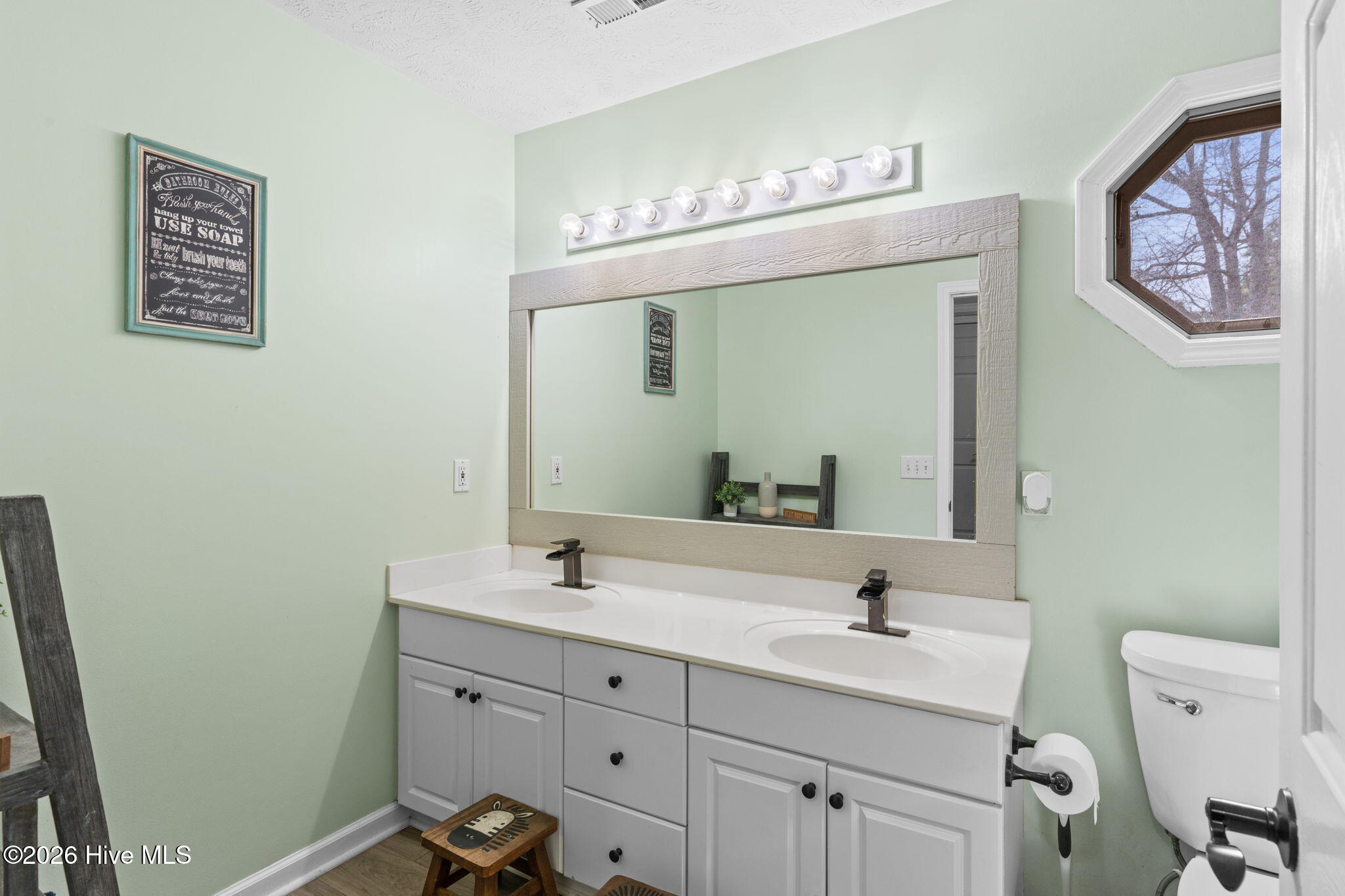 100556346 | Photo 15