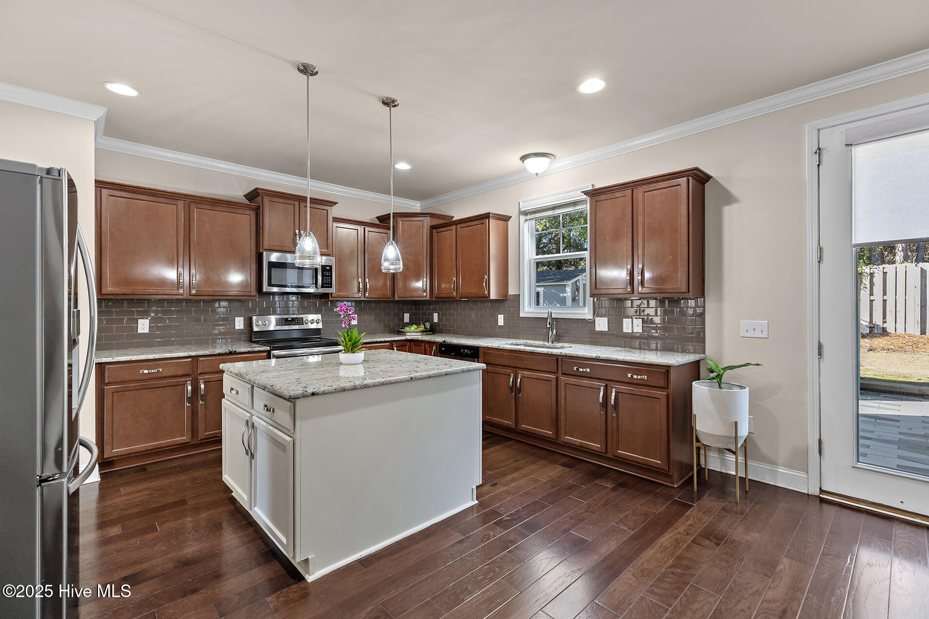 100531047 | Photo 16