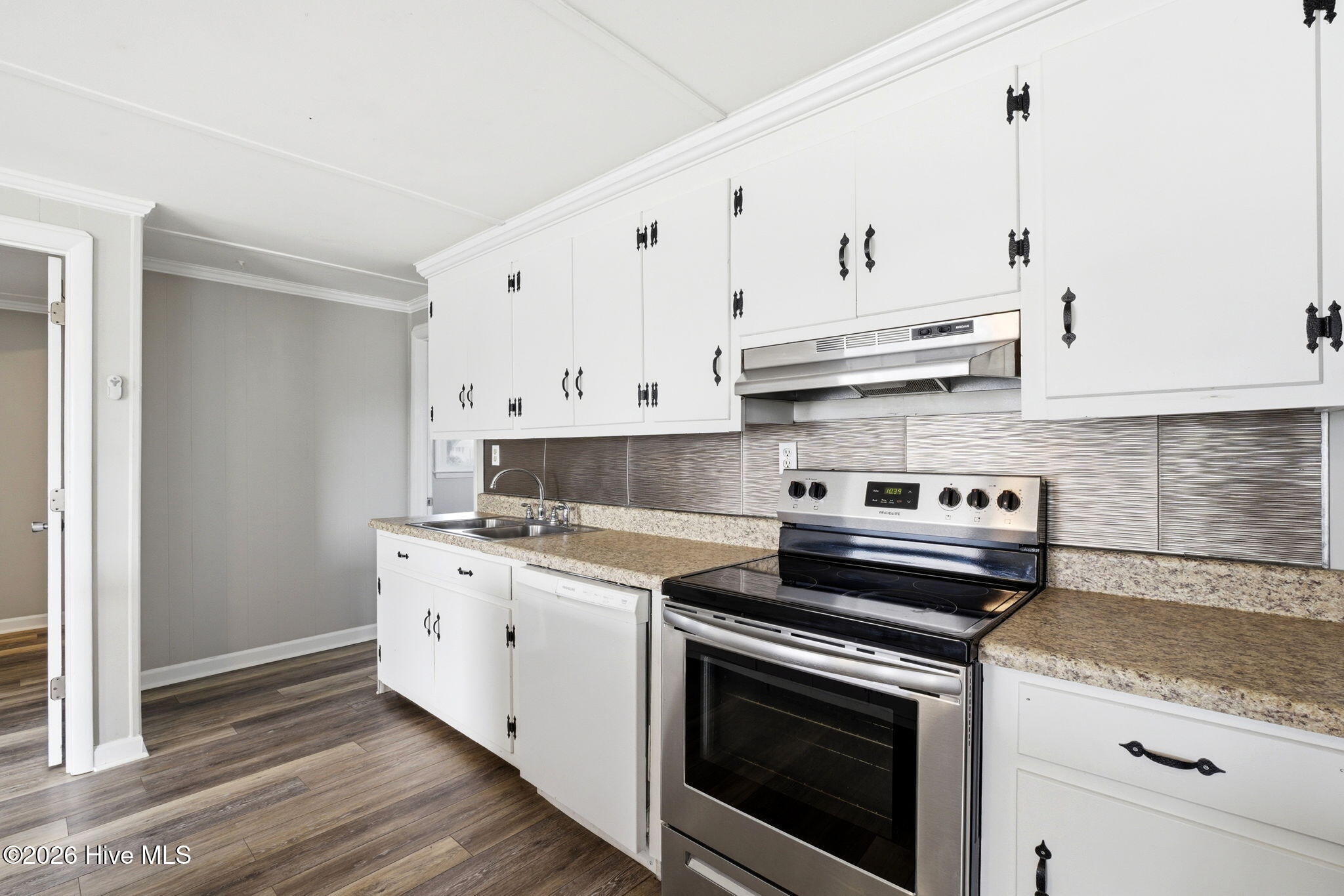 100557870 | Photo 29