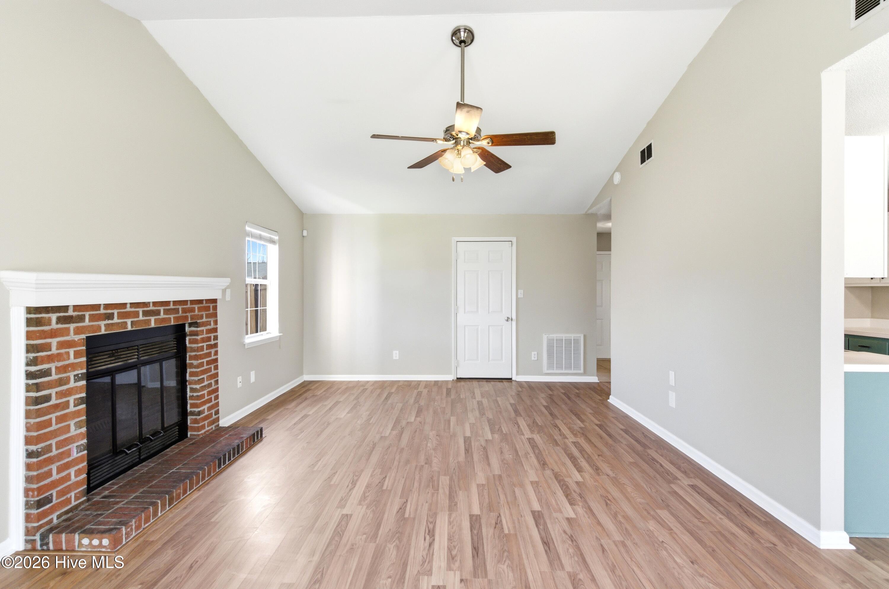 100561176 | Photo 17