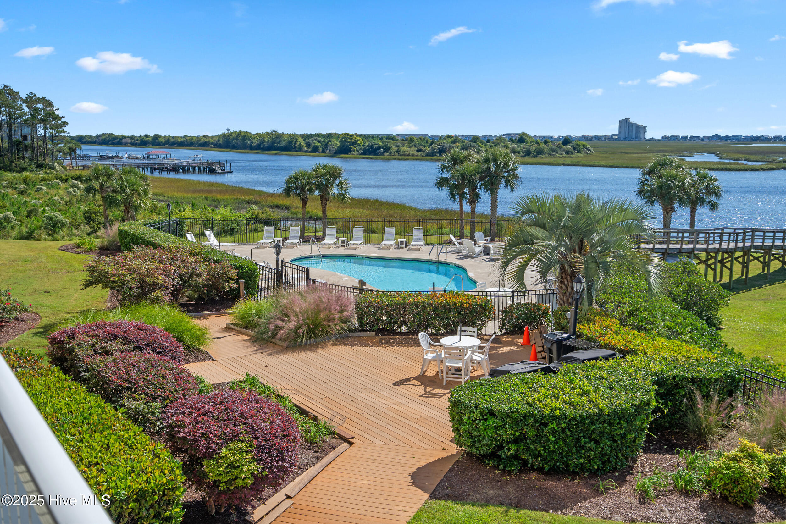 100537007 | Photo 38