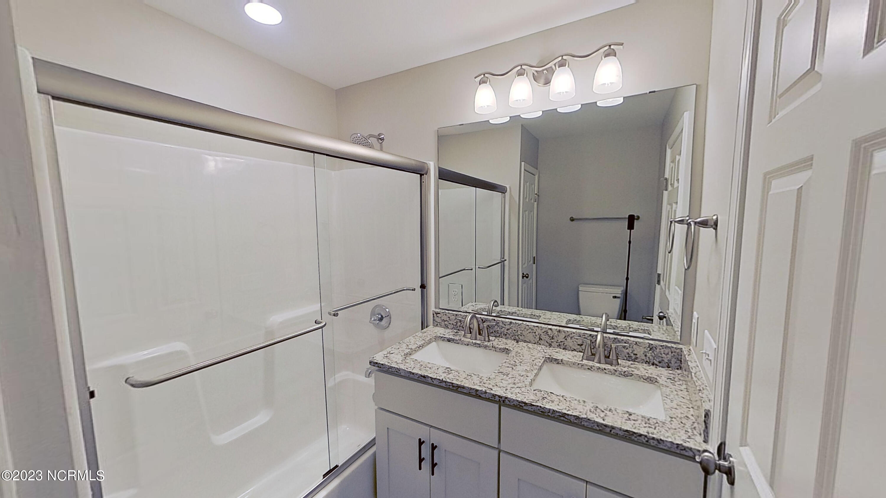 100521220 | Photo 19