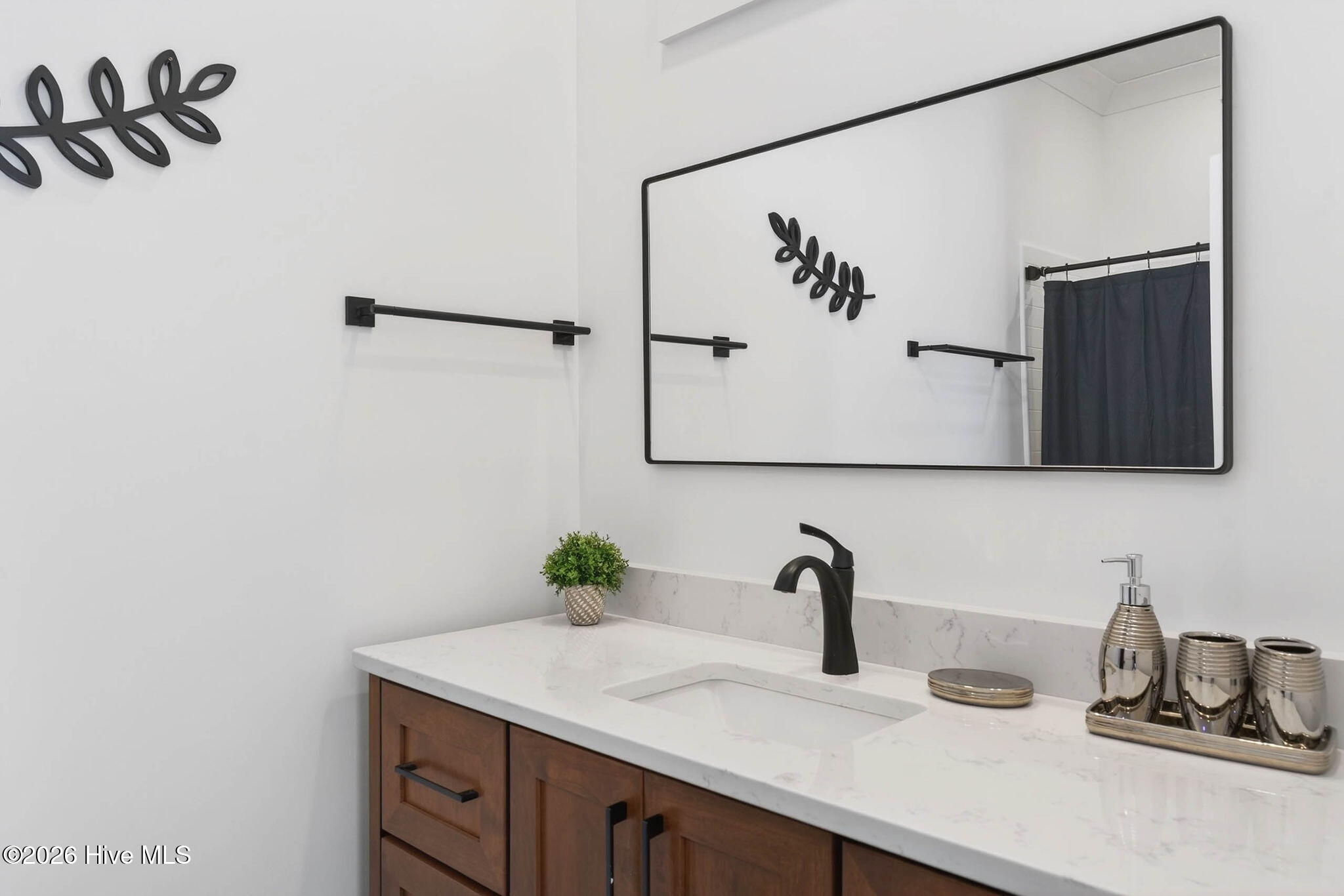 100561676 | Photo 29