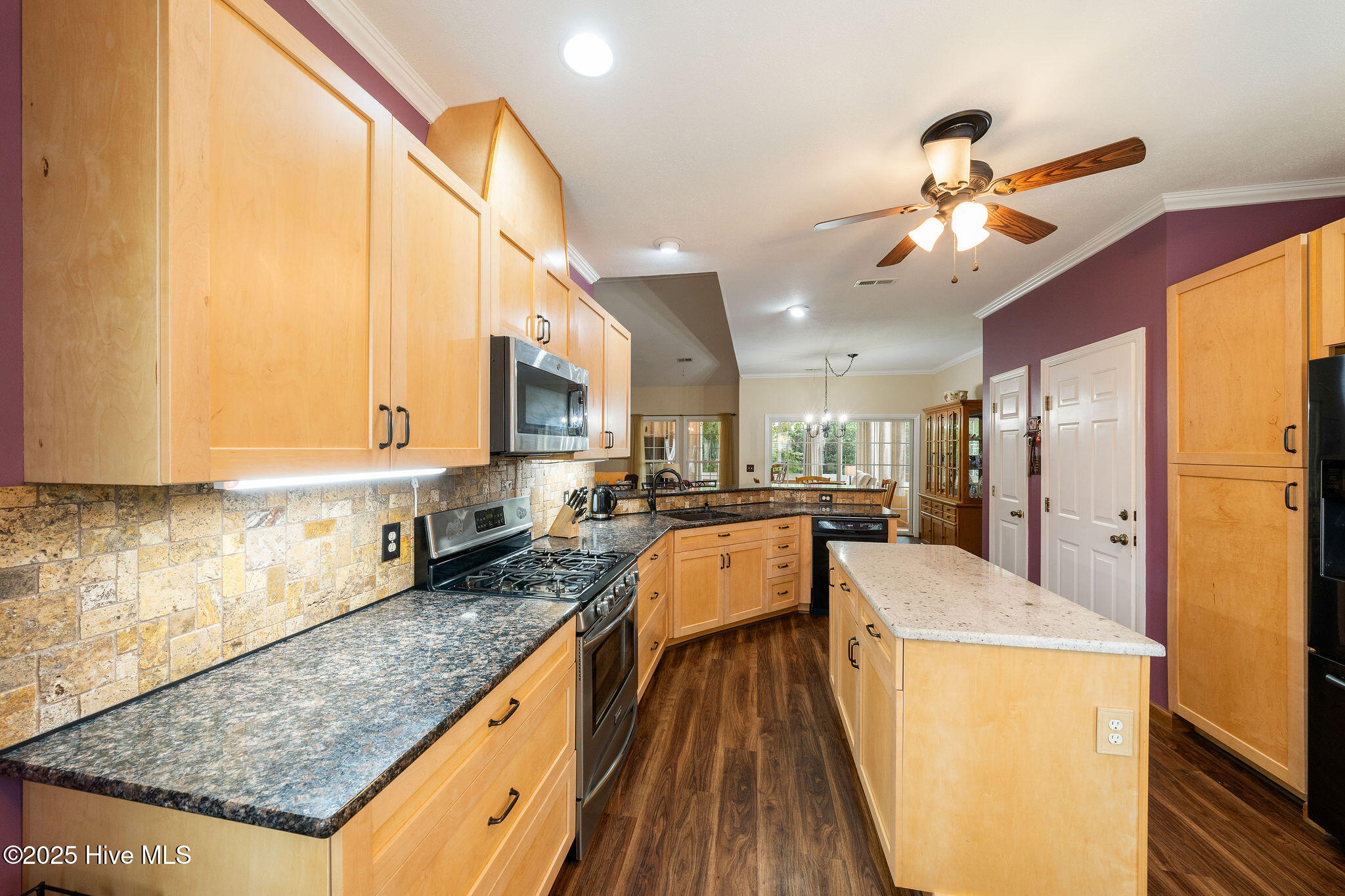 100537327 | Photo 19