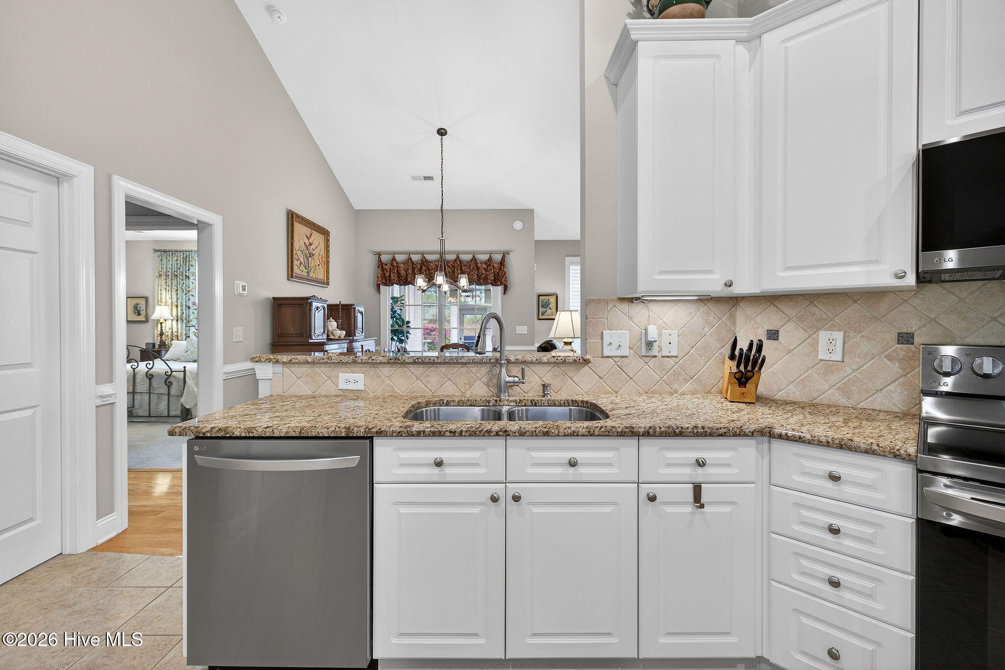 100565648 | Photo 12