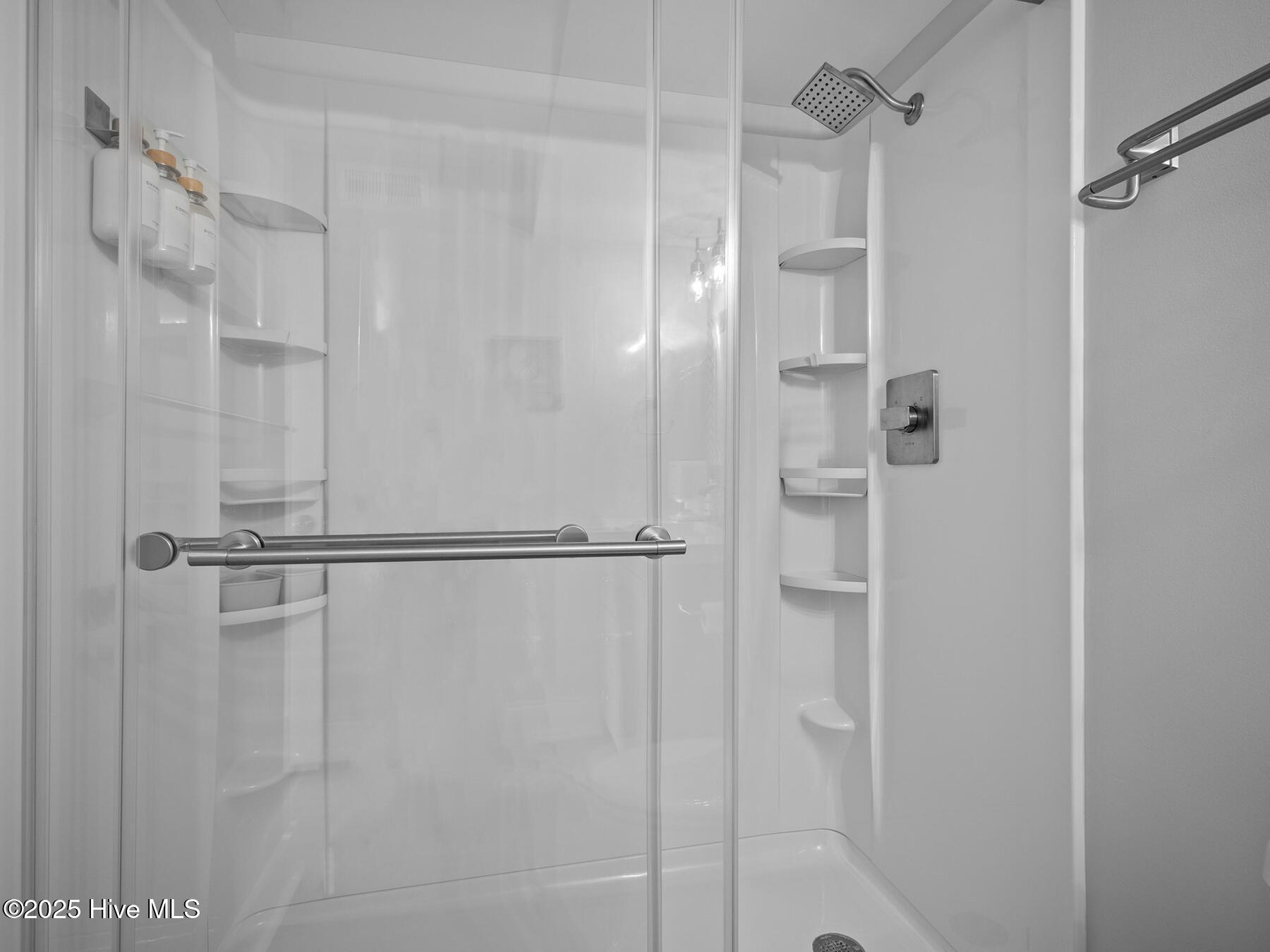 100518726 | Photo 32