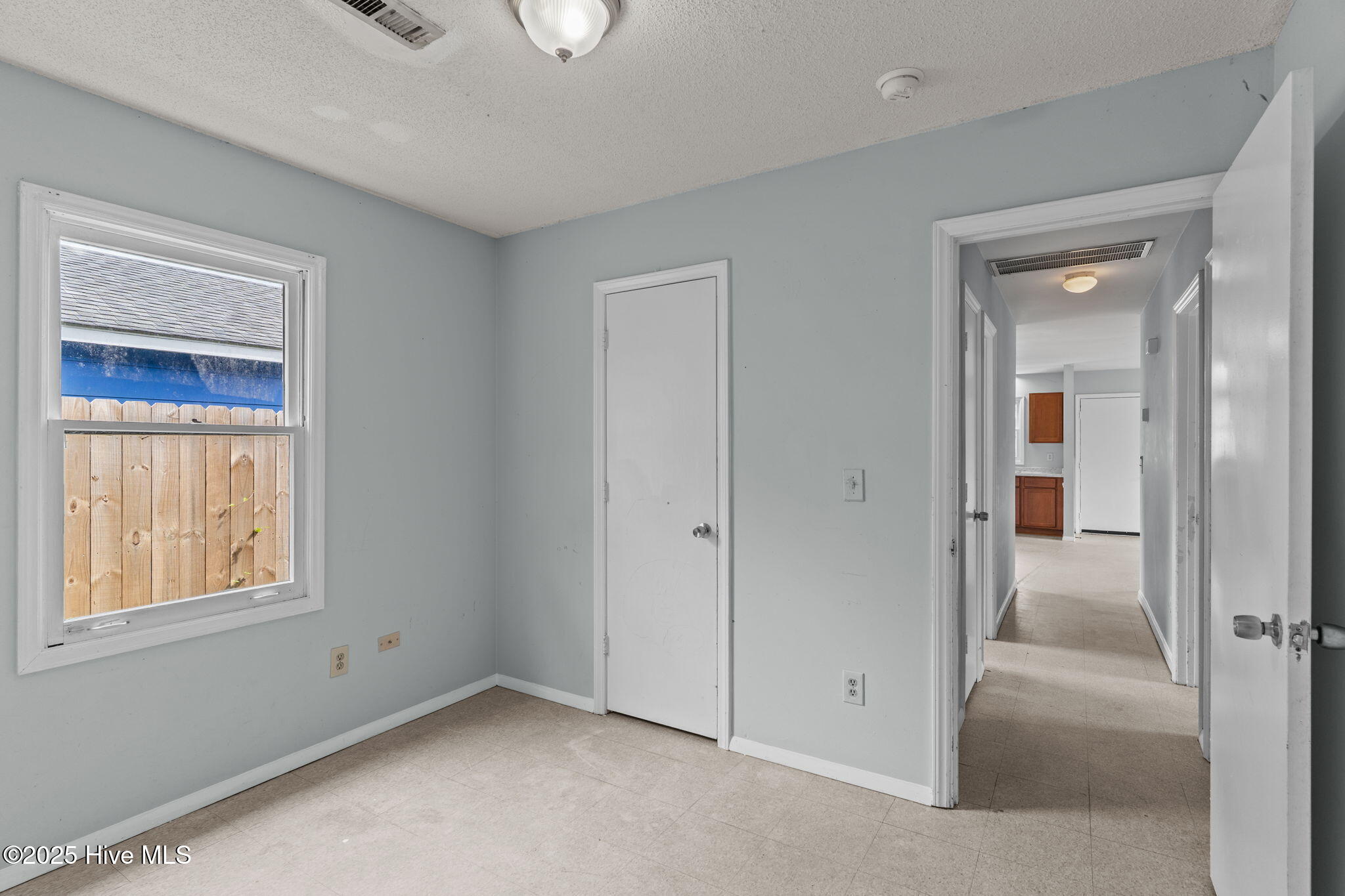 100528718 | Photo 18