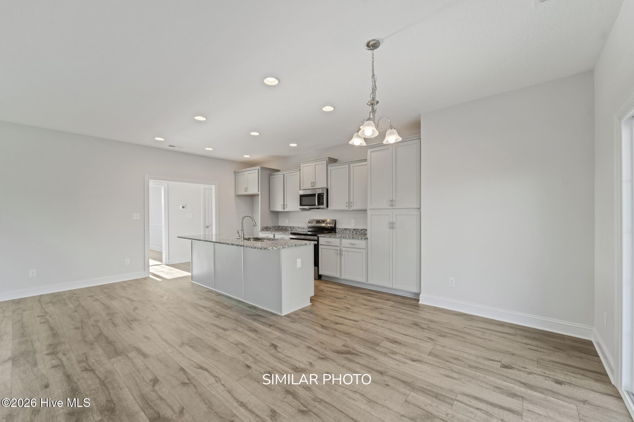 100548322 | Photo 15