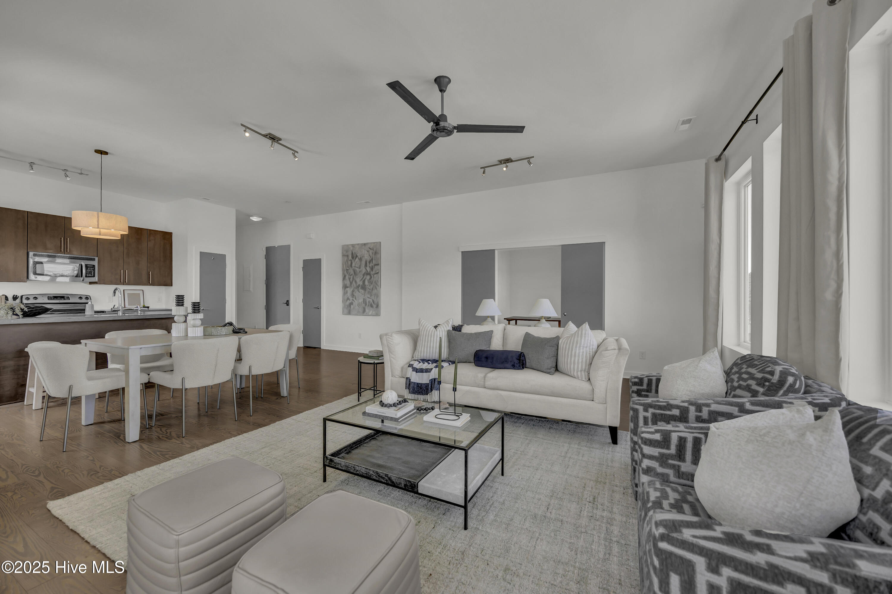 100561607 | Photo 15