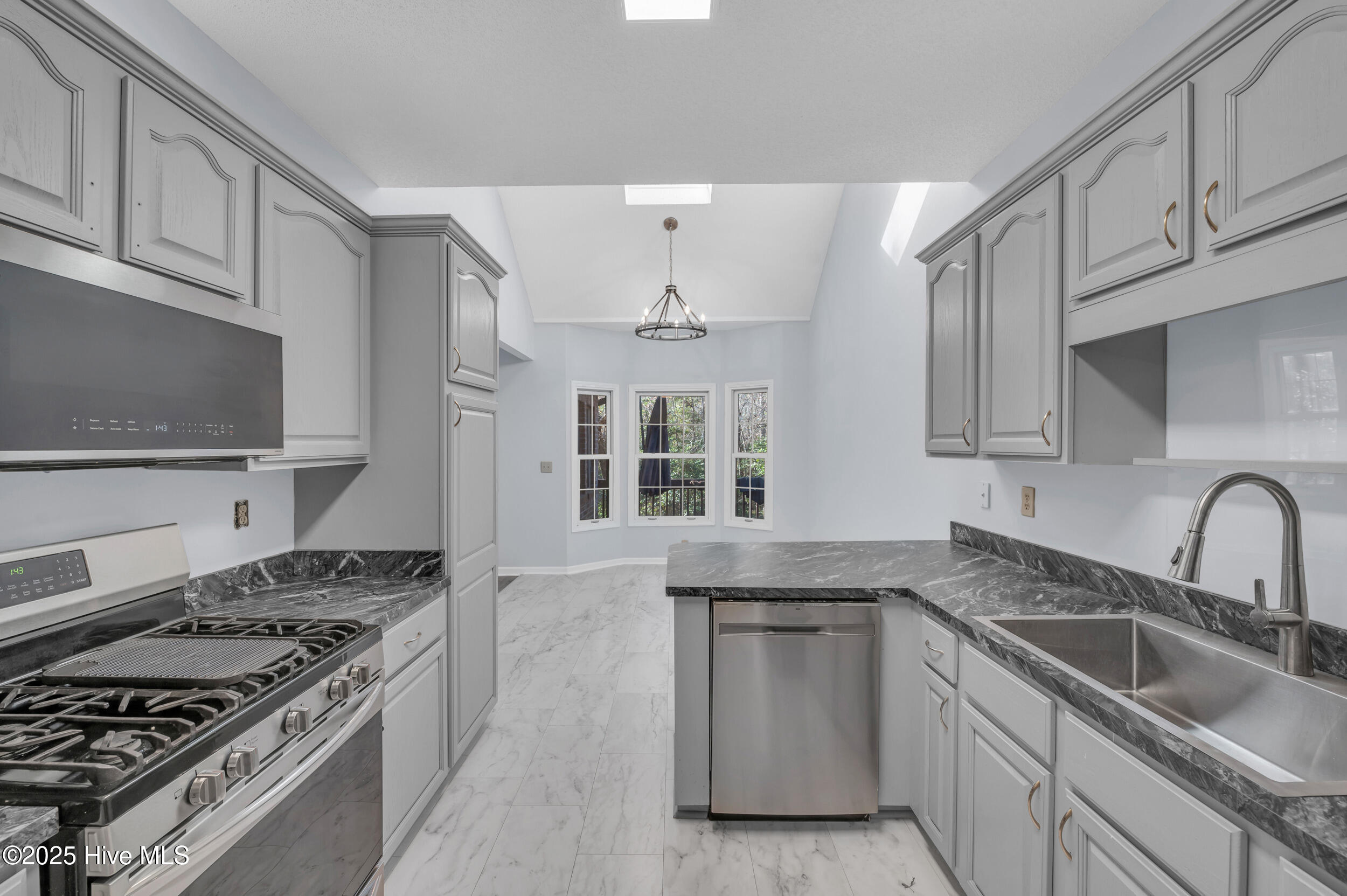 100548382 | Photo 13