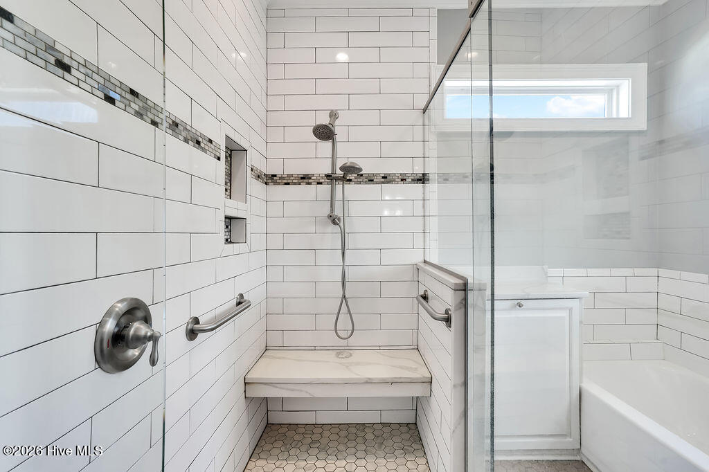 100563710 | Photo 46