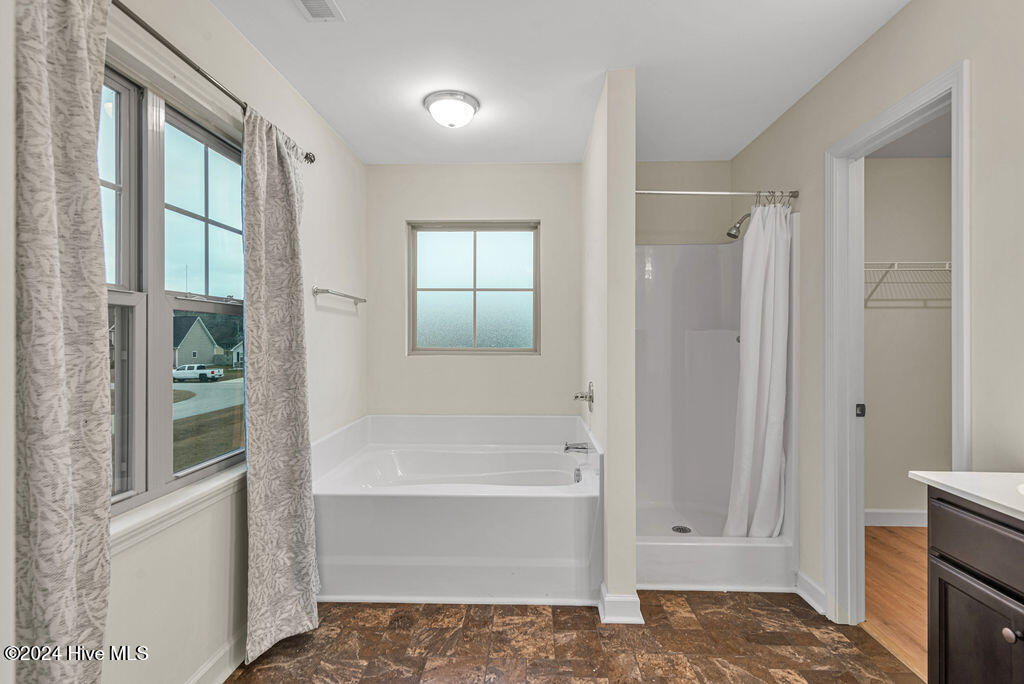 100565777 | Photo 24