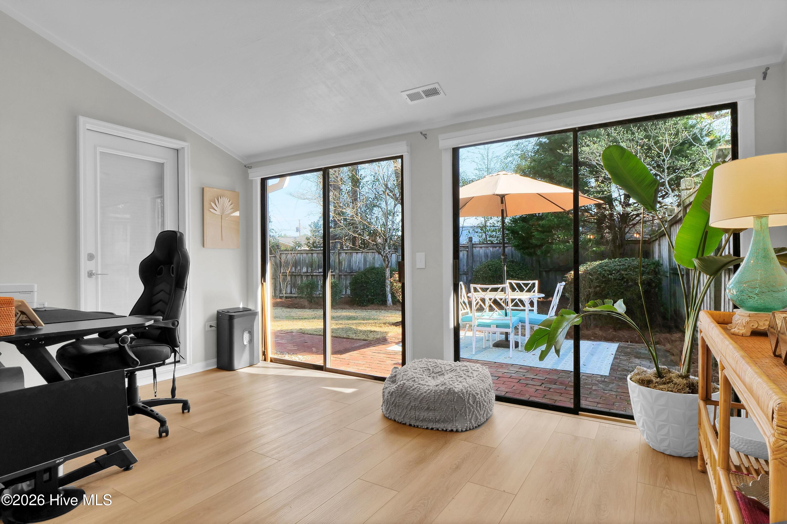 100562234 | Photo 12