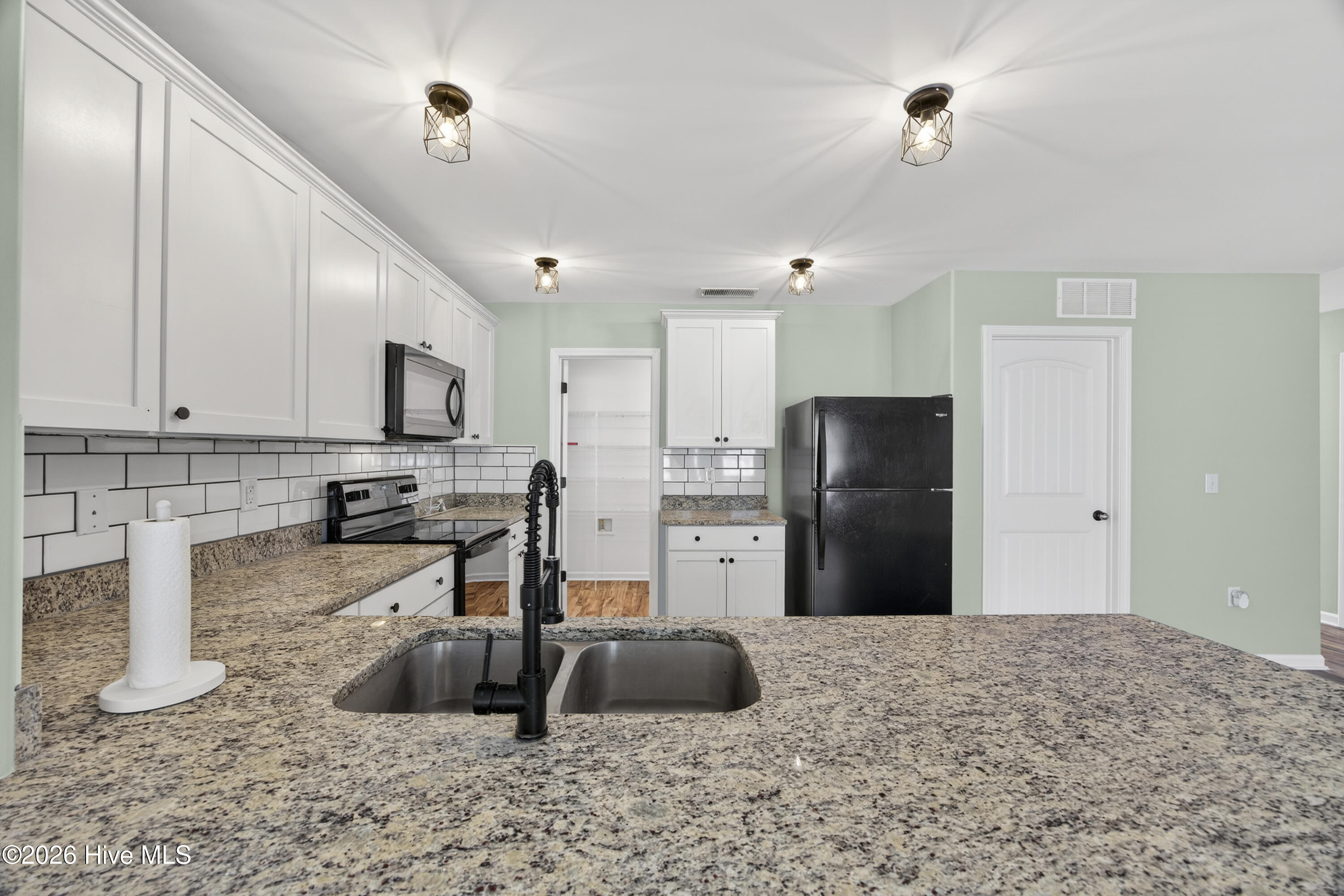 100553083 | Photo 14