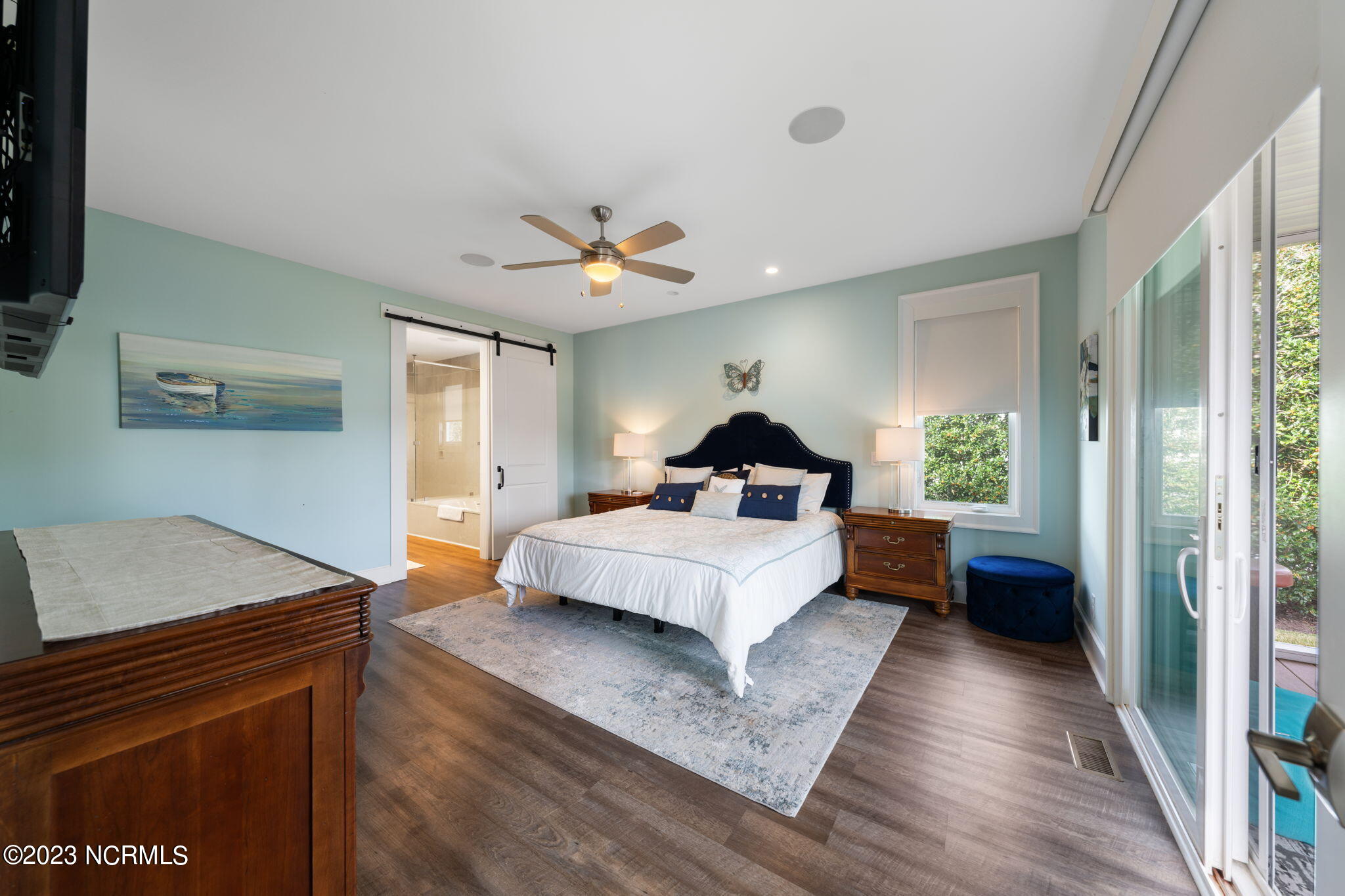 100568274 | Photo 23