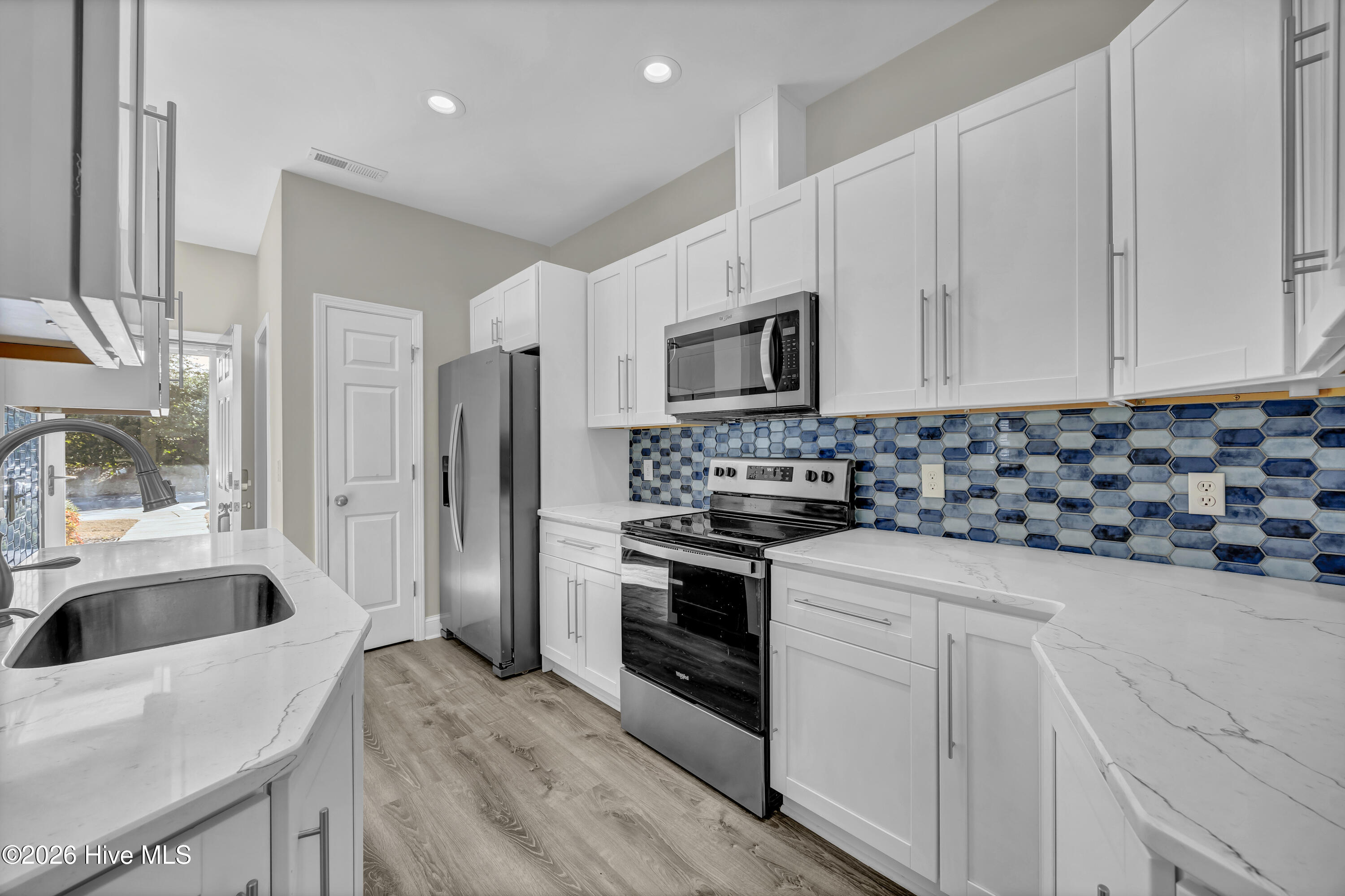 100548075 | Photo 13