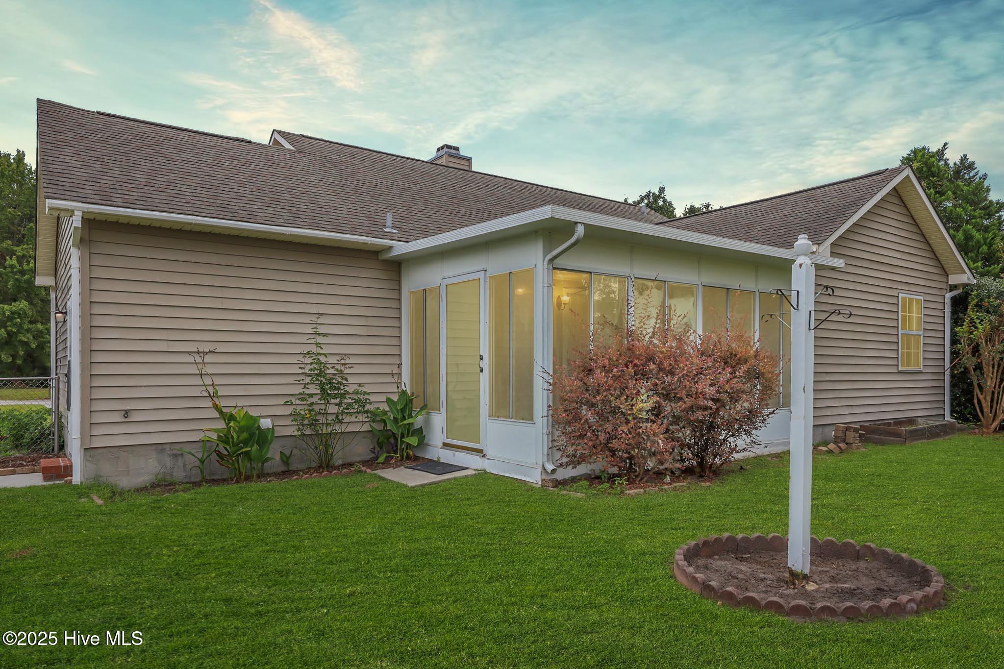 513 Emily Loop, Jacksonville, NC 28540 – photo 3: 47-web-or-mls-513-Emily-Loop-97
