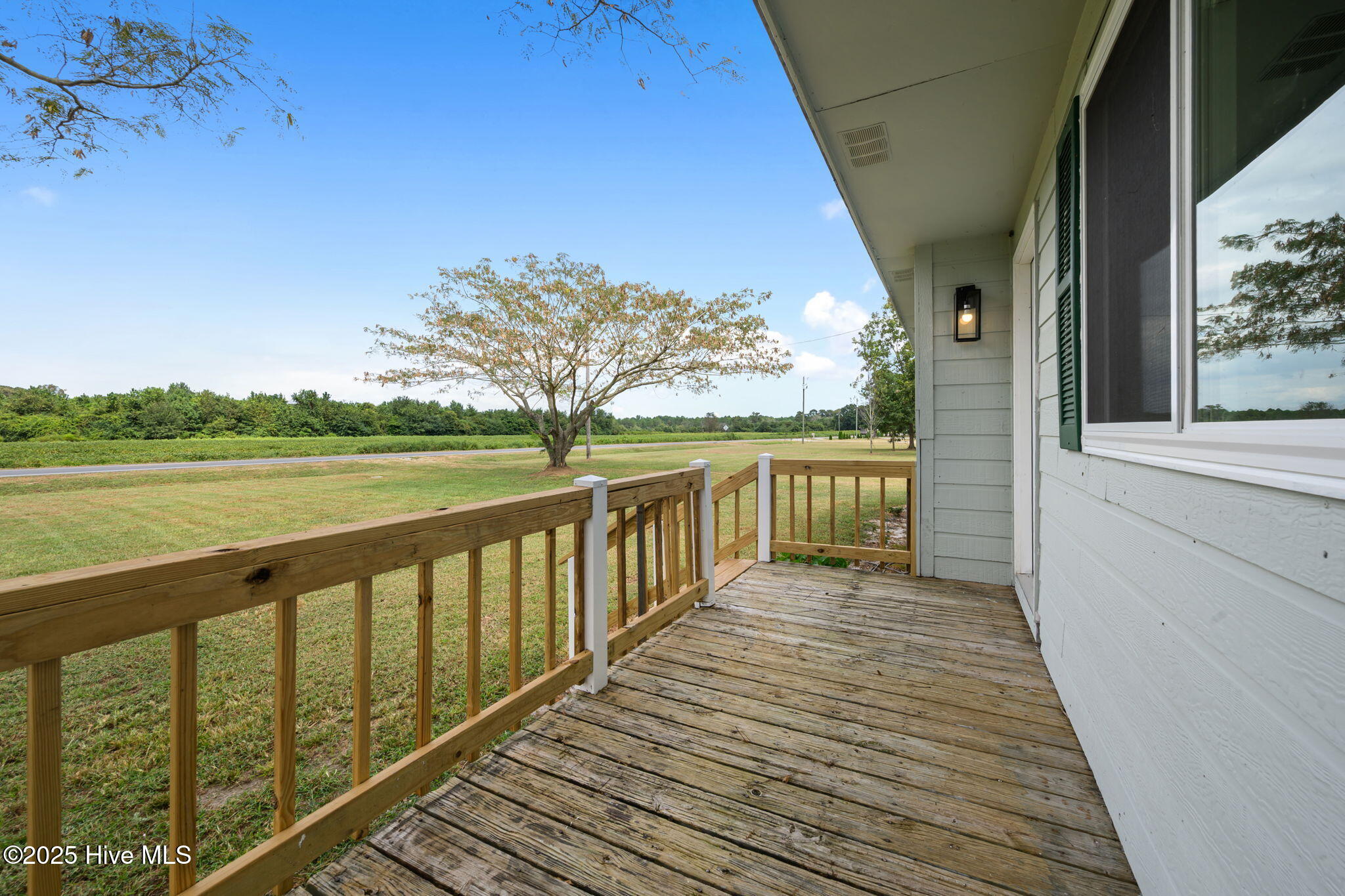6-web-or-mls-Front porch