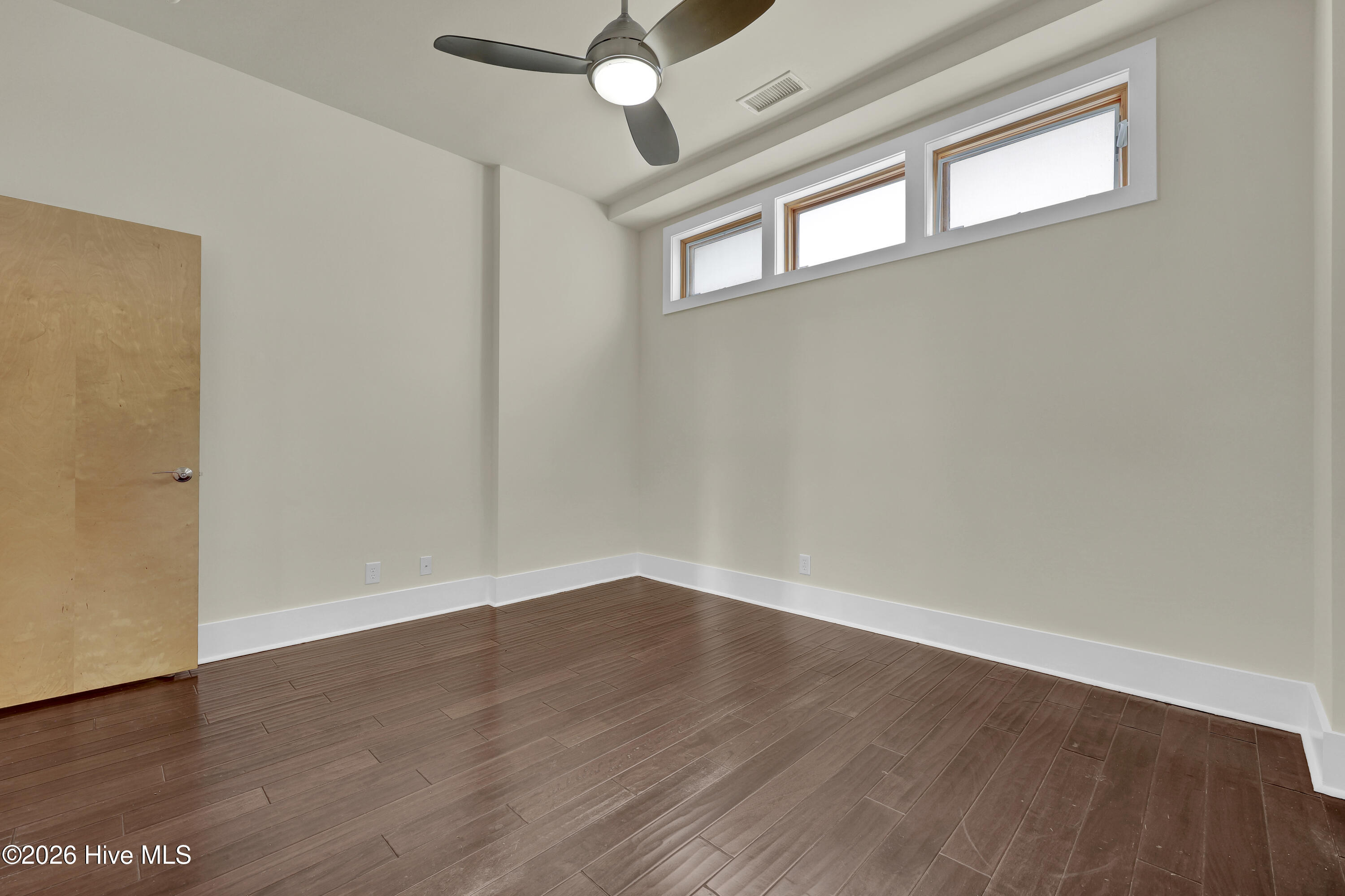 100566335 | Photo 24