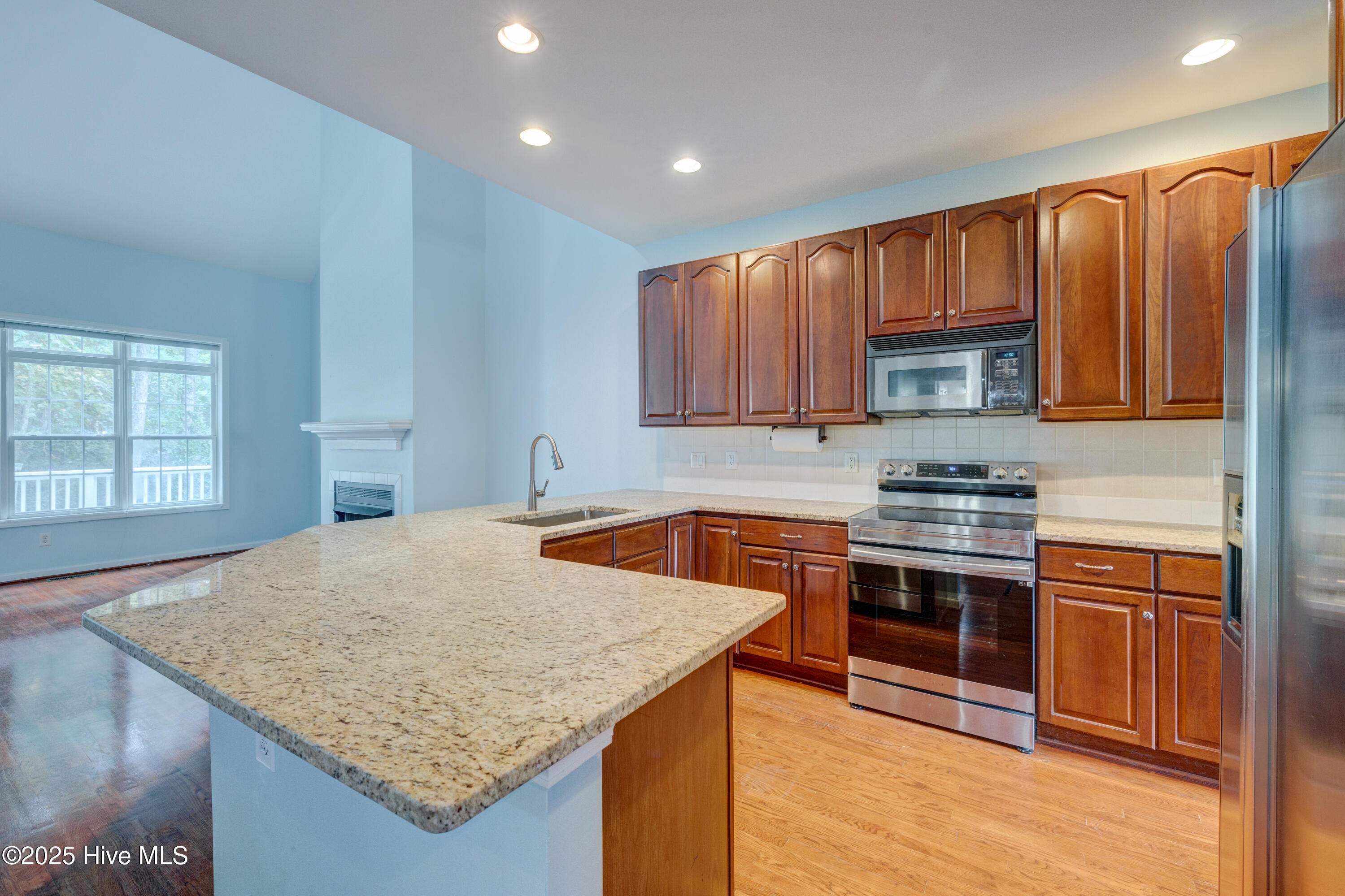 100526585 | Photo 18