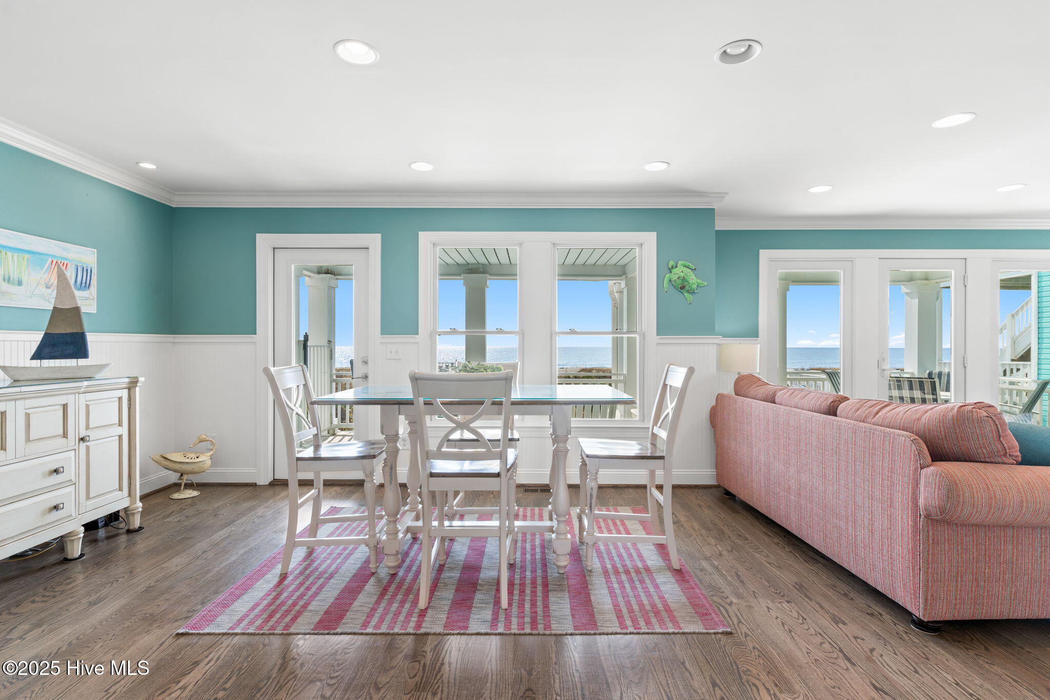 100542576 | Photo 47