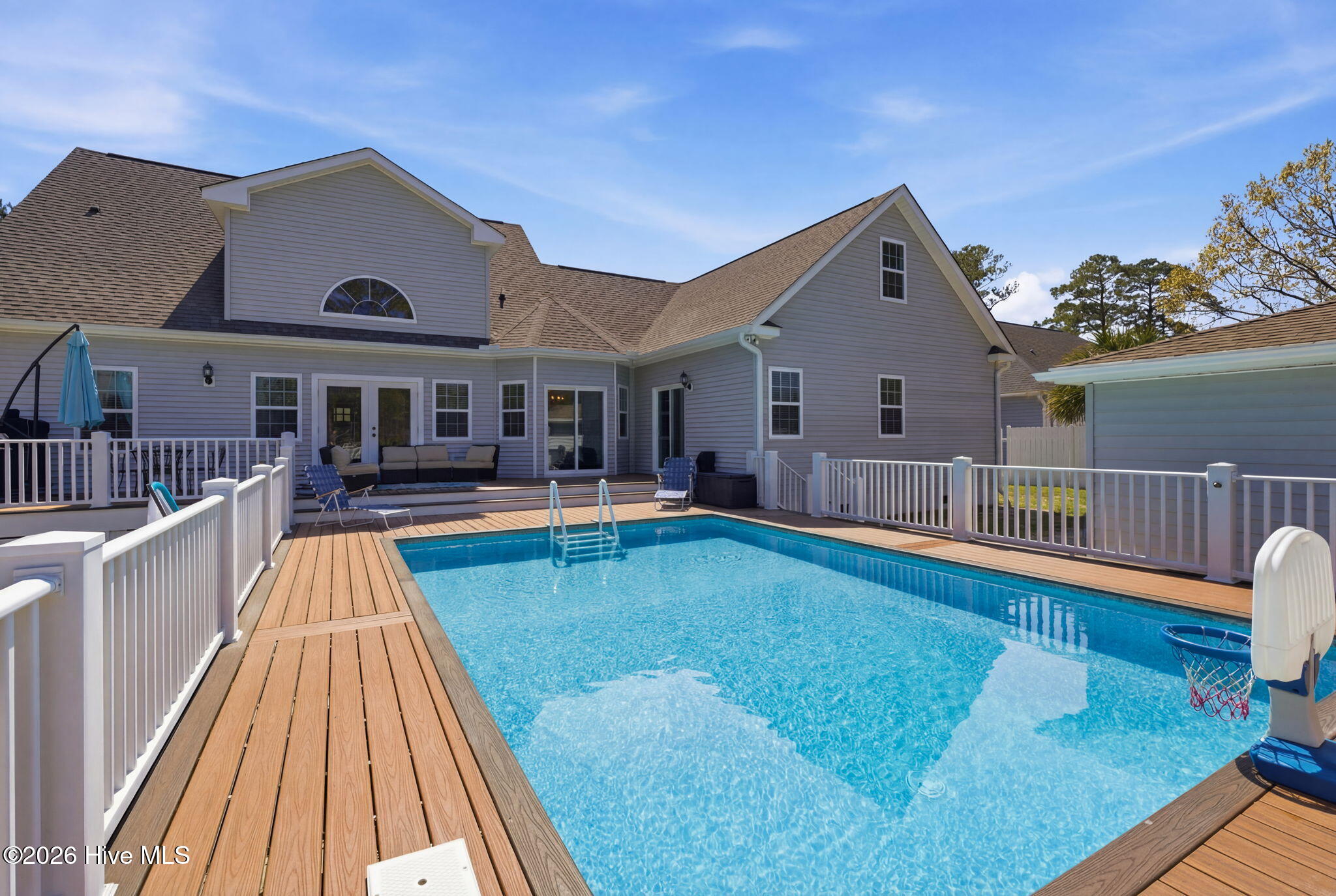 100563483 | Photo 38