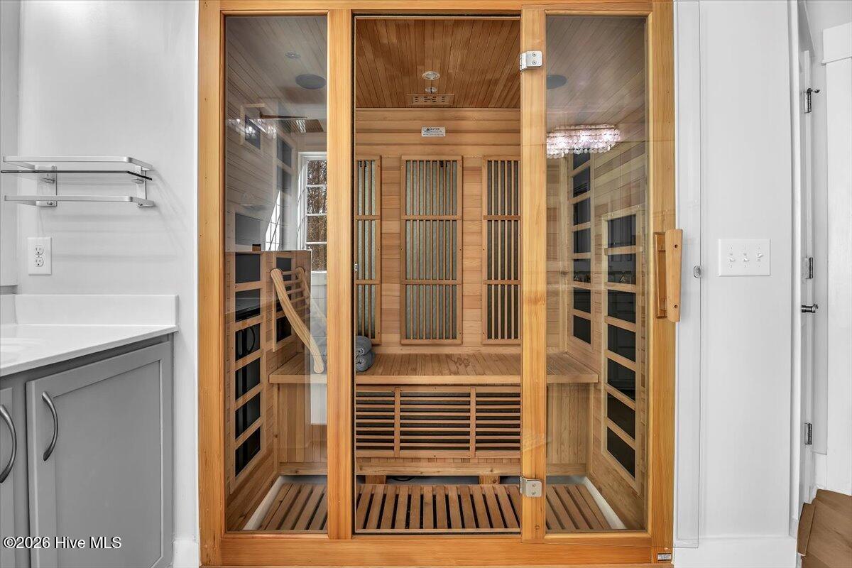 100551826 | Photo 34