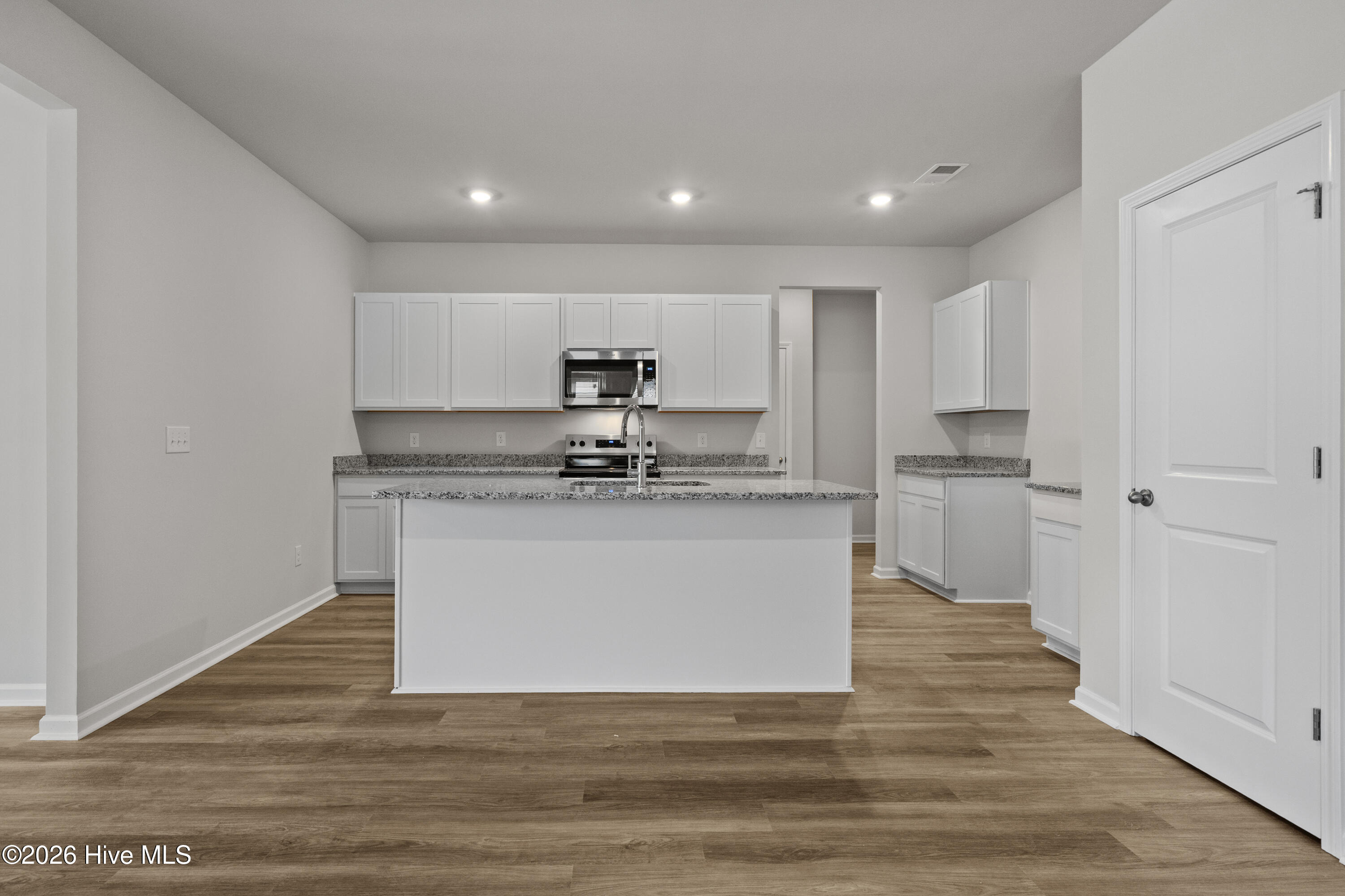 100554673 | Photo 17