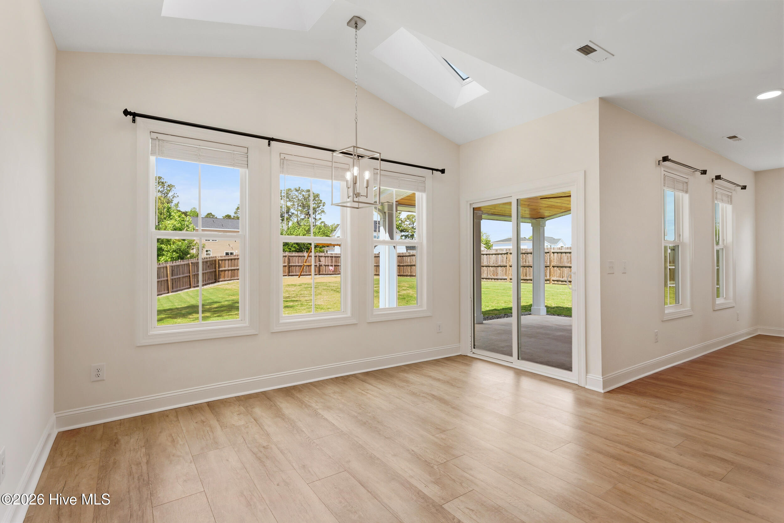 100570629 | Photo 23