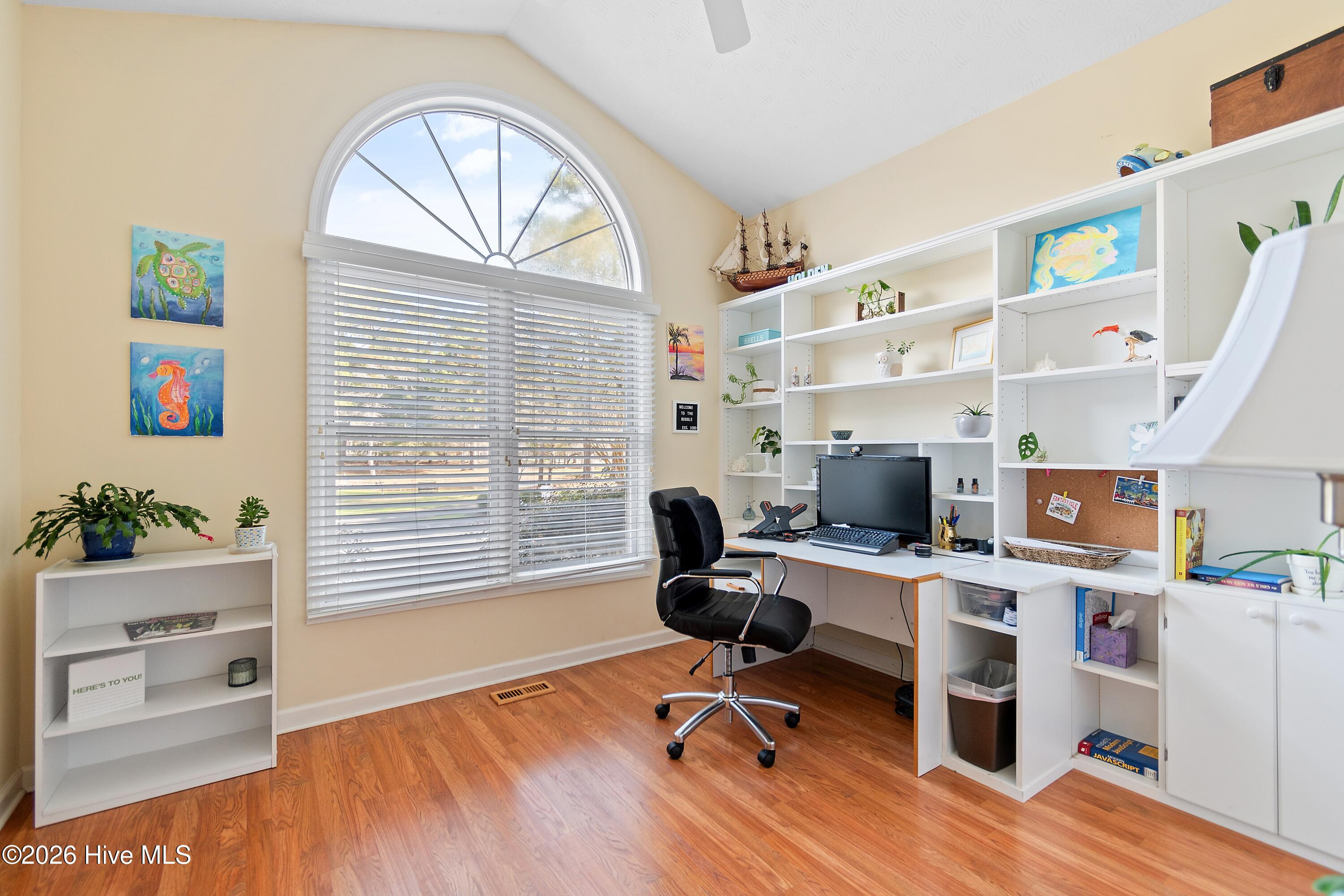 100558651 | Photo 37